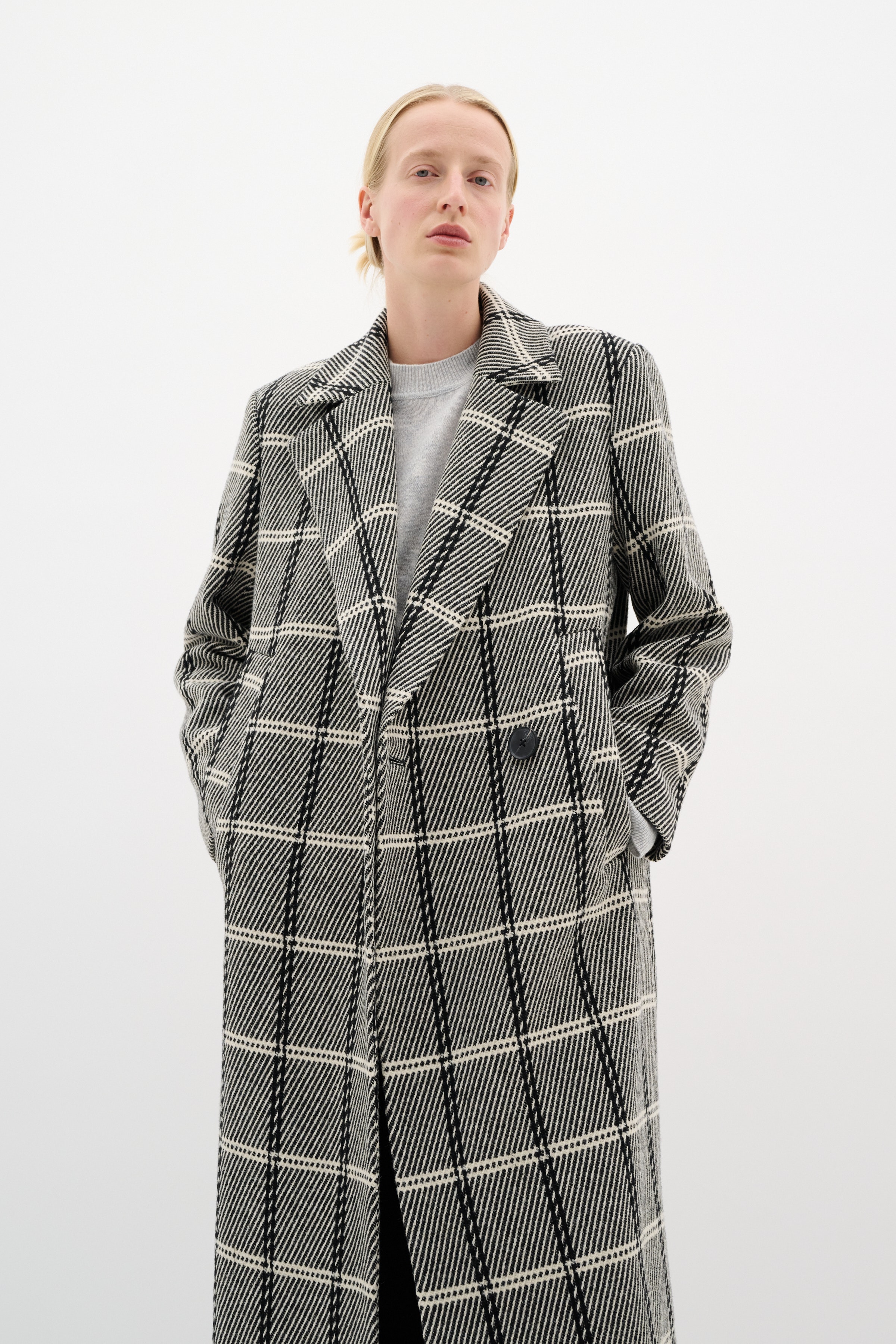 YaniaIW Mantel LOOKBOOK FRONT 30110607-300027