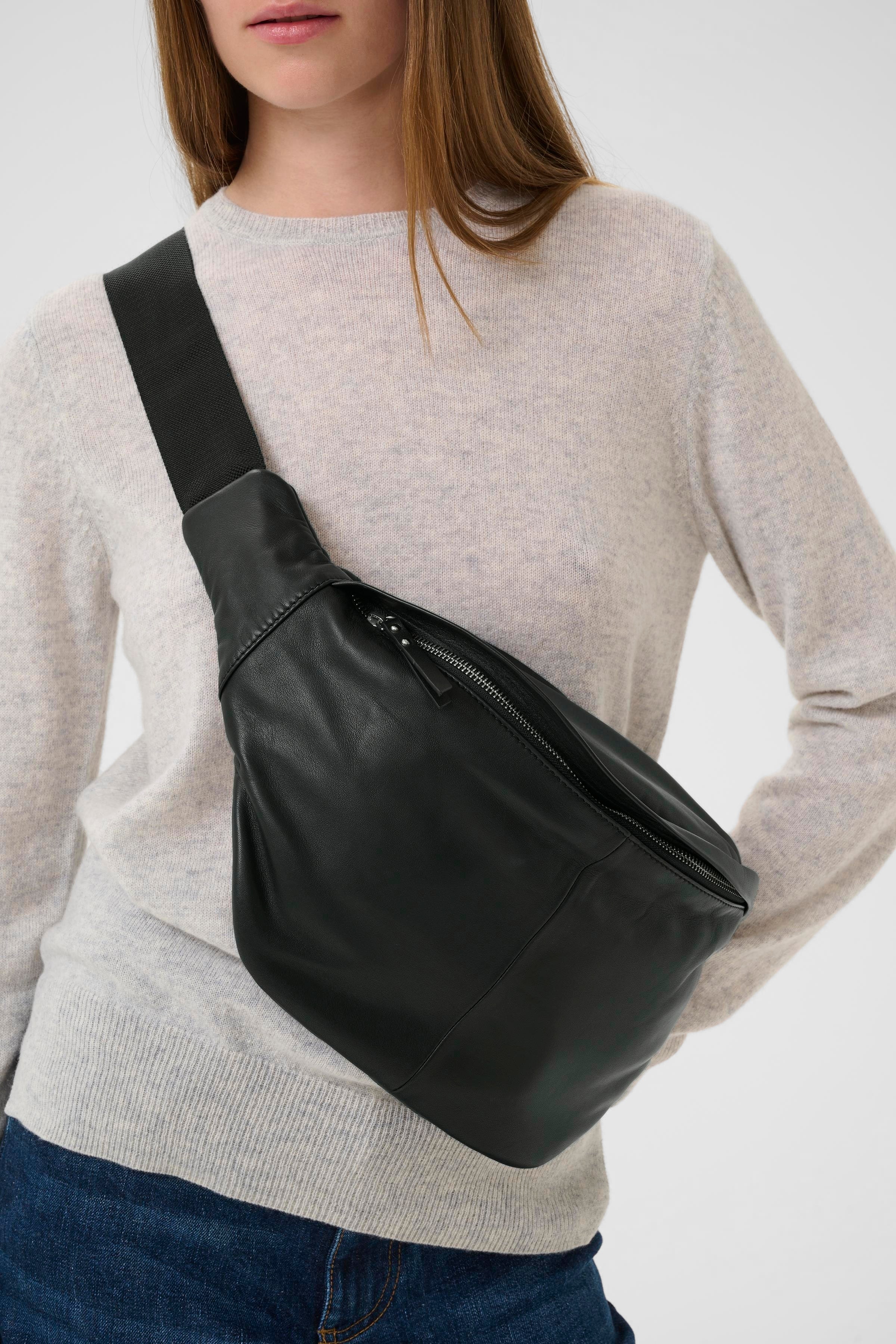 AvikaIW Bumbag LOOKBOOK FRONT 30110718-194008