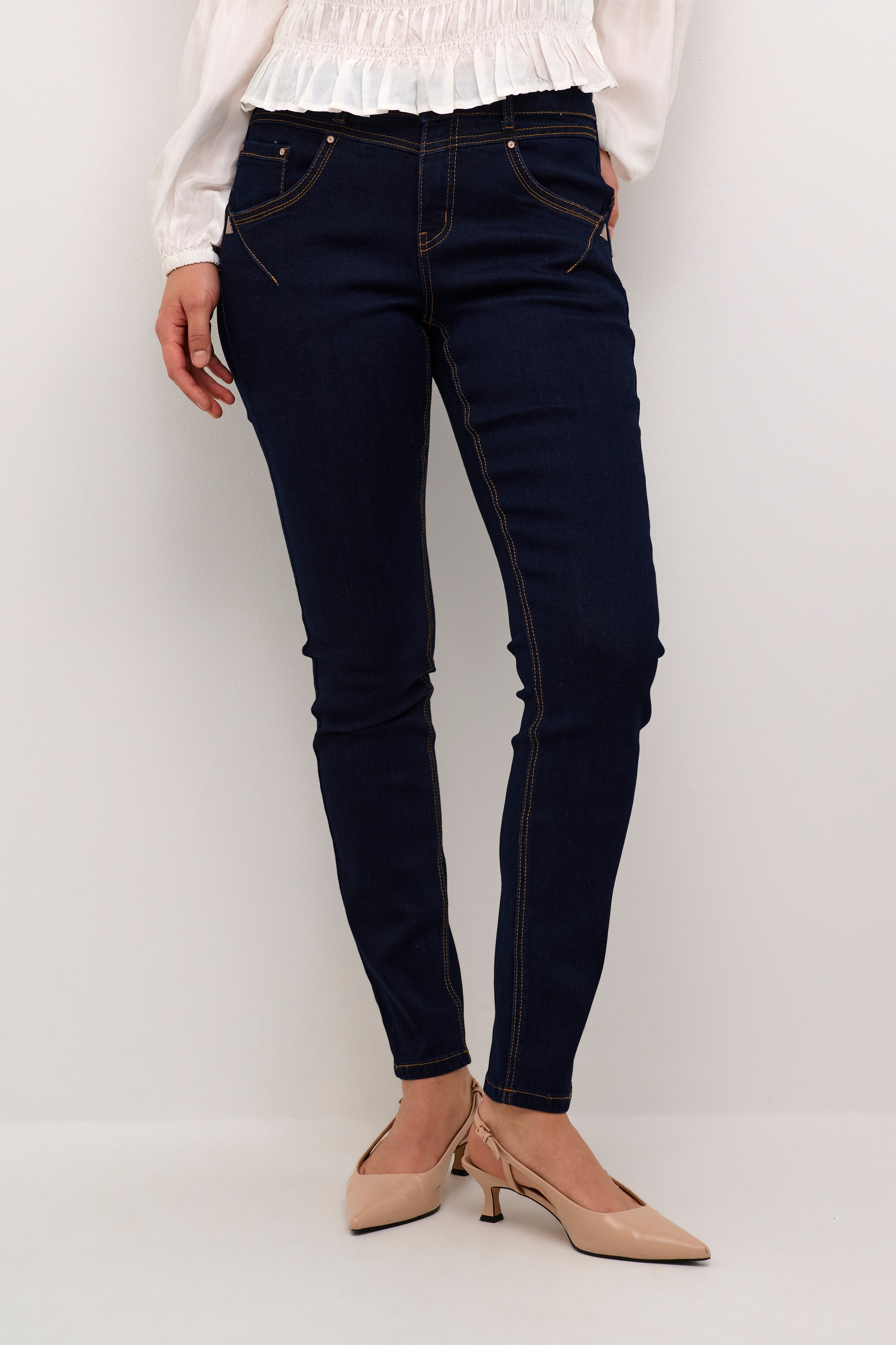 Amalie Jeans LOOKBOOK FRONT 10604221-104551