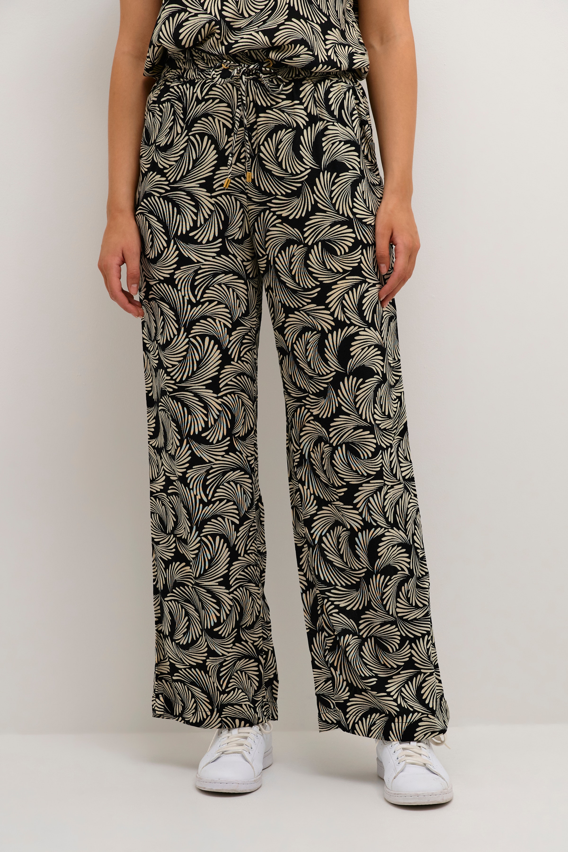 KAmarta Hose LOOKBOOK FRONT 10507647-104492