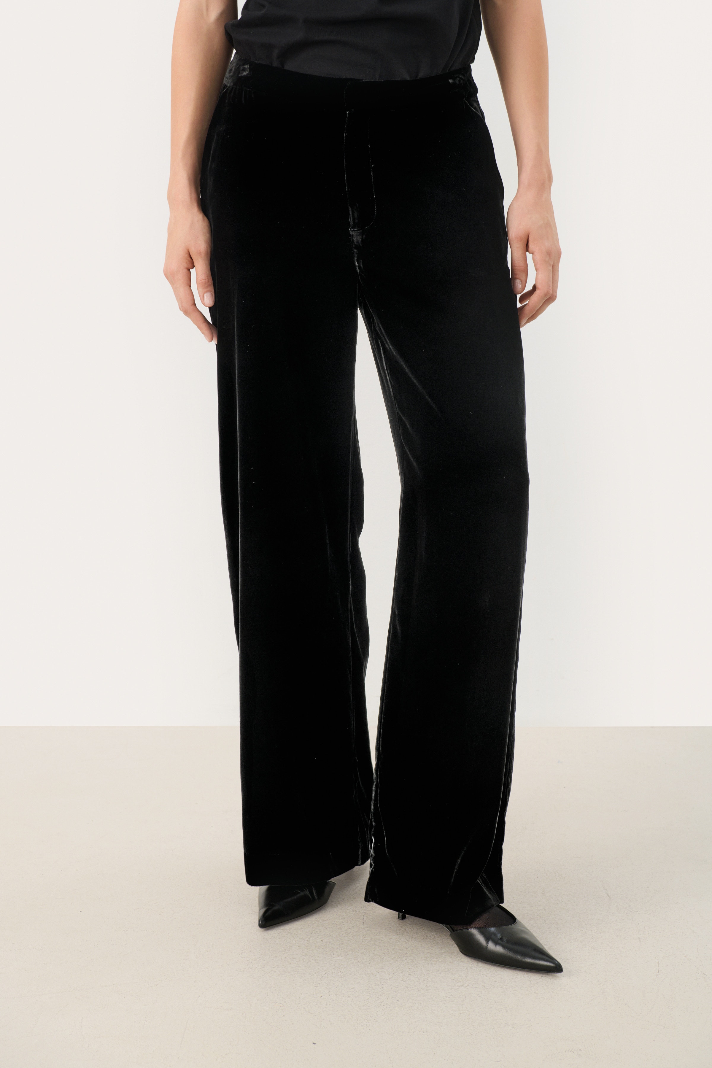 NinneaPW Velvet Trousers LOOKBOOK FRONT 30309039-194008