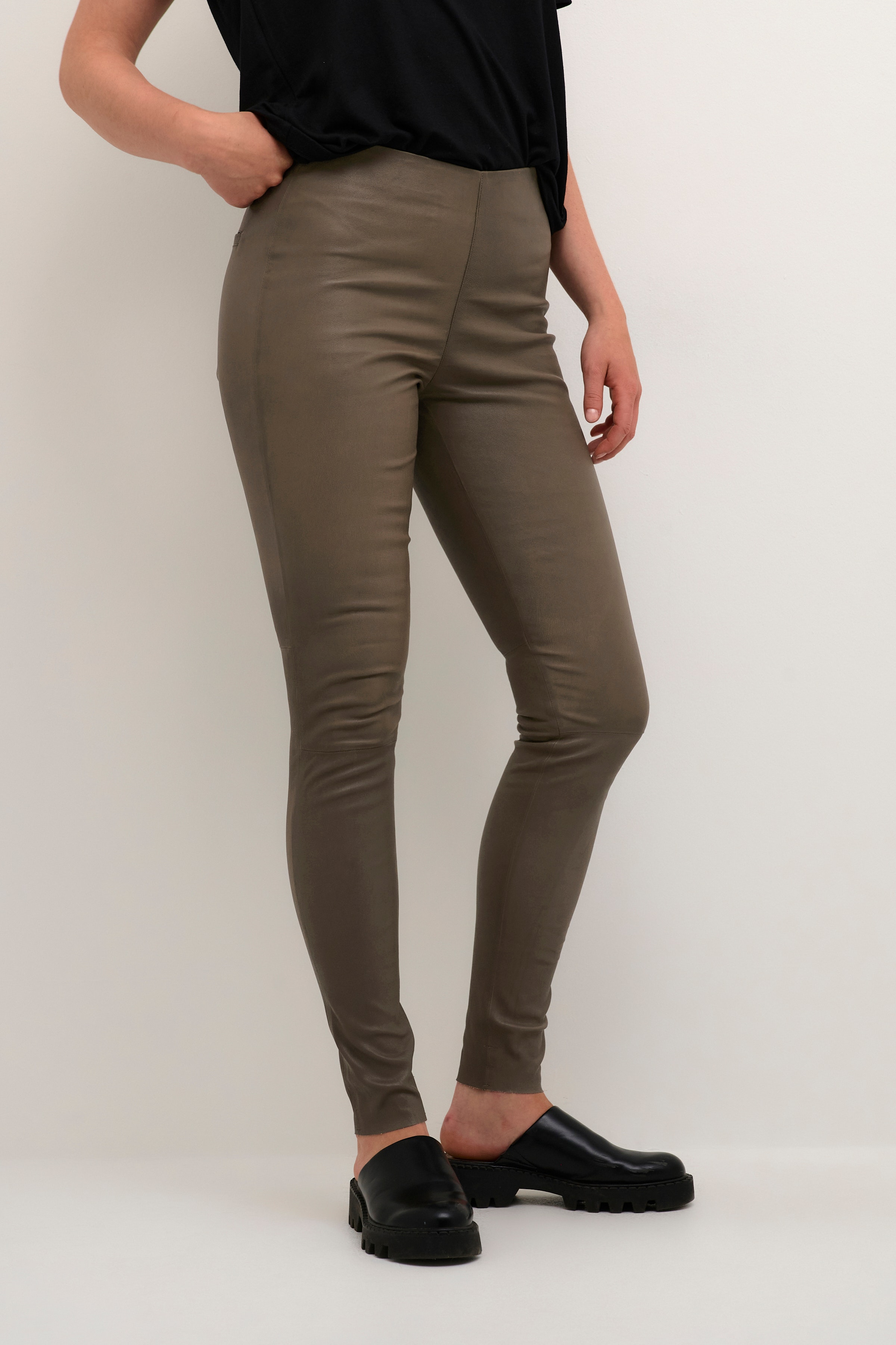 MemeKB Leather trousers LOOKBOOK FRONT 10102014-181112