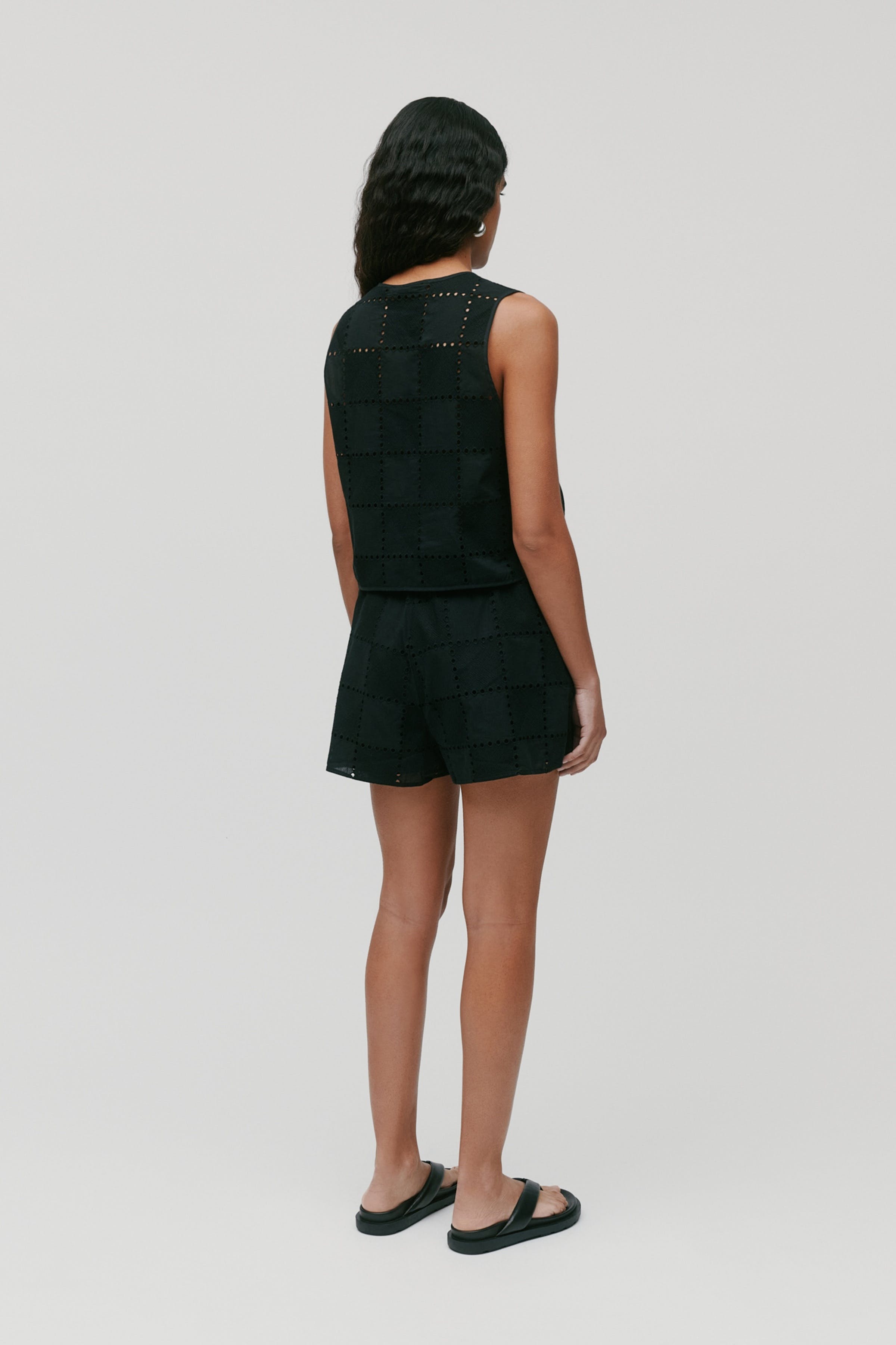 TALA Vest LOOKBOOK BACK 30600484-BK999