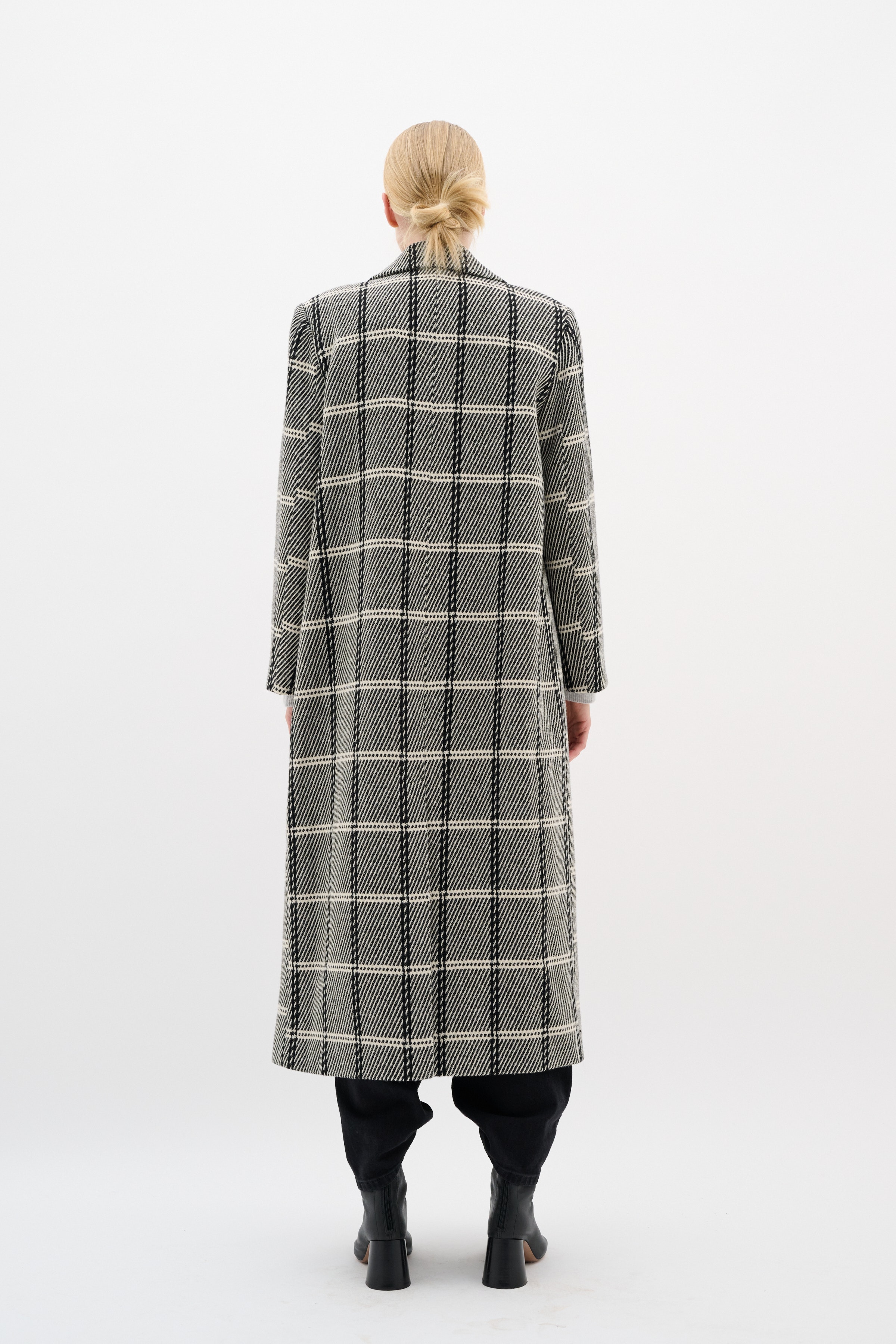 YaniaIW Mantel LOOKBOOK FRONT 30110607-300027