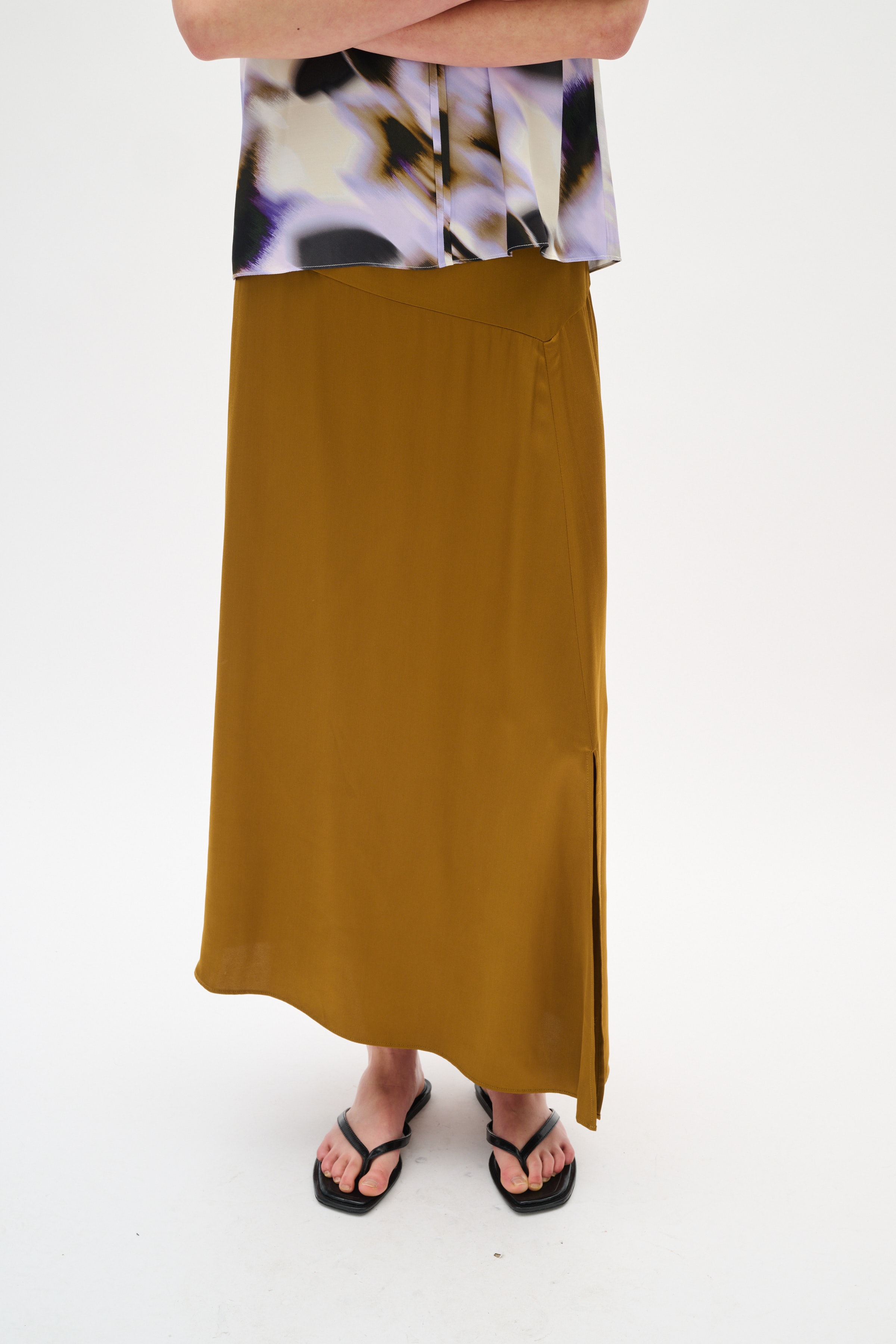 KaylaIW Skirt LOOKBOOK FRONT 30110695-180840