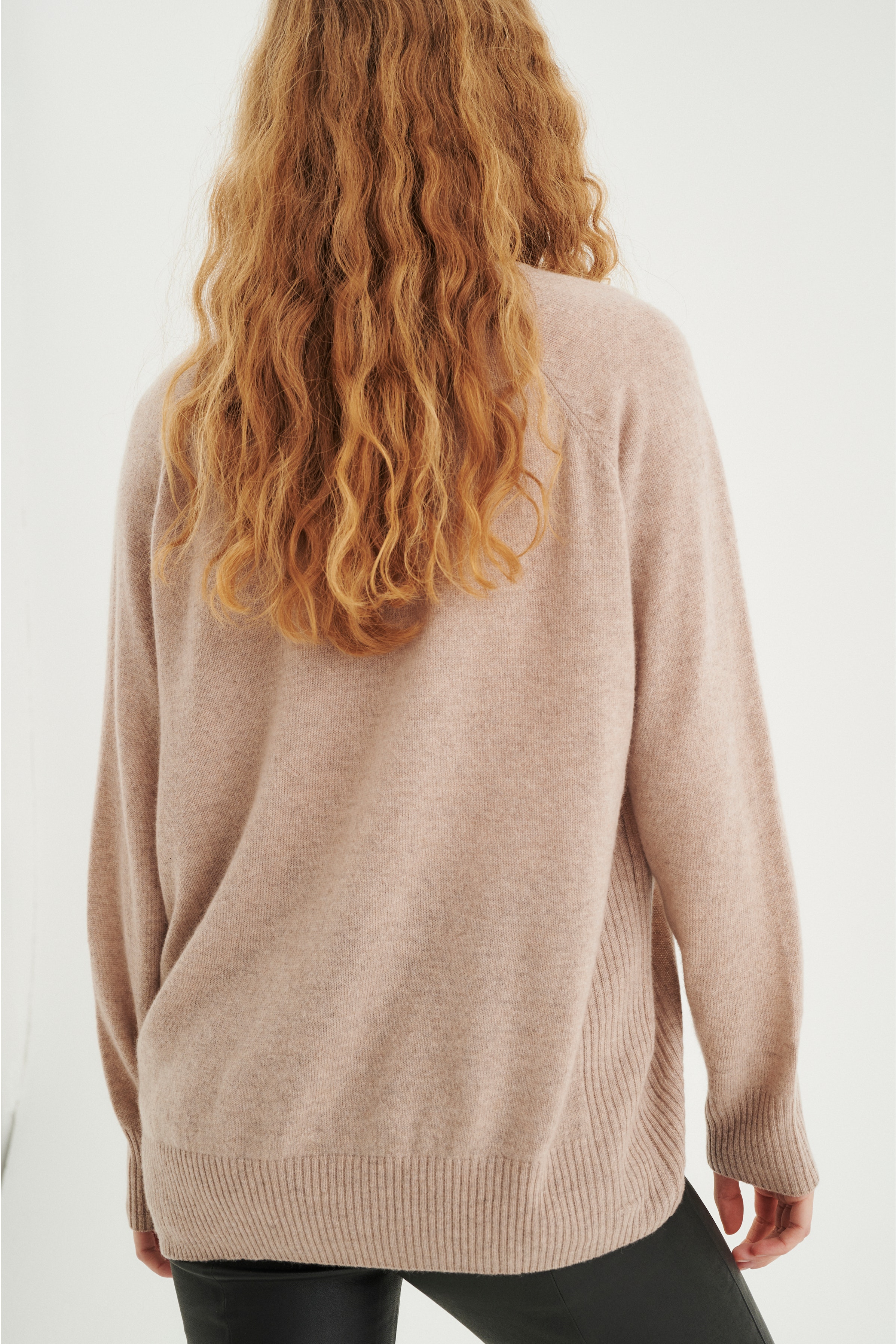 Lukka V-neck Cashmere Pullover LOOKBOOK BACK 30104240-10110