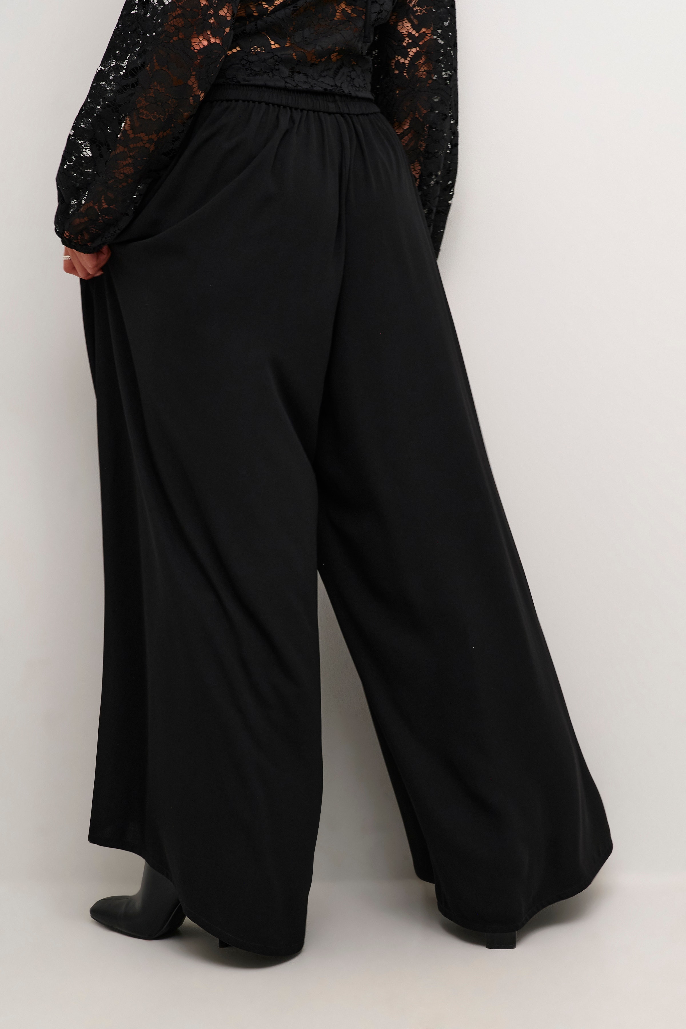 KAillis Trousers LOOKBOOK BACK 10509162-100121