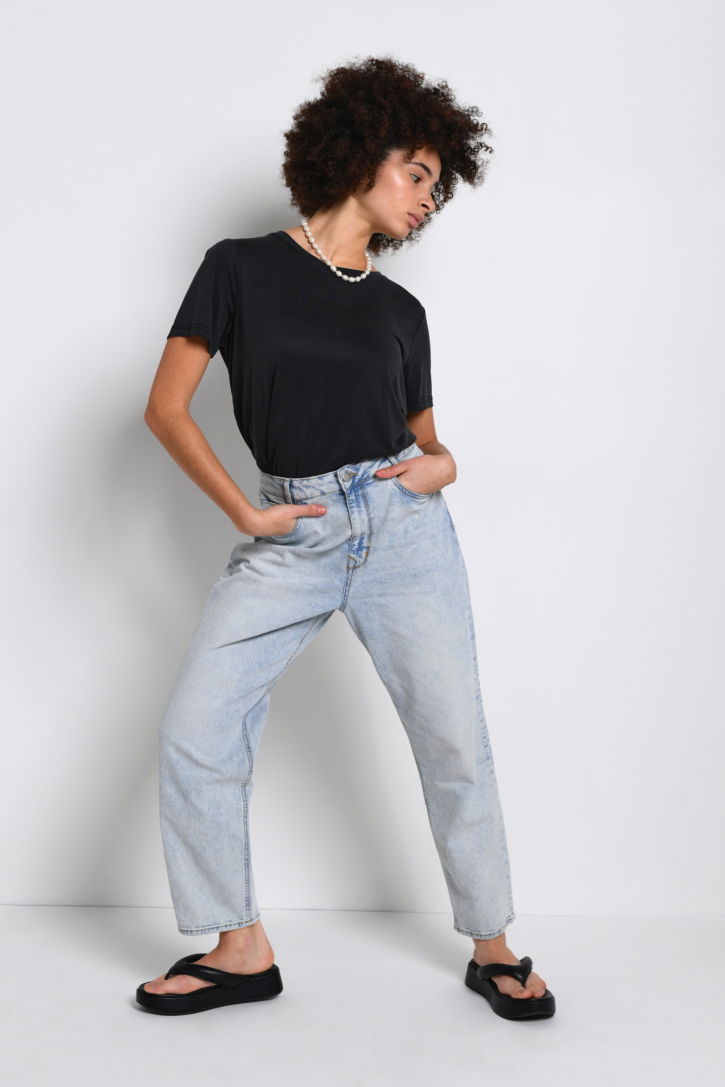 StellaMW 107 Mom XHigh Straight Y Jeans LOOKBOOK FRONT 10703891-100045