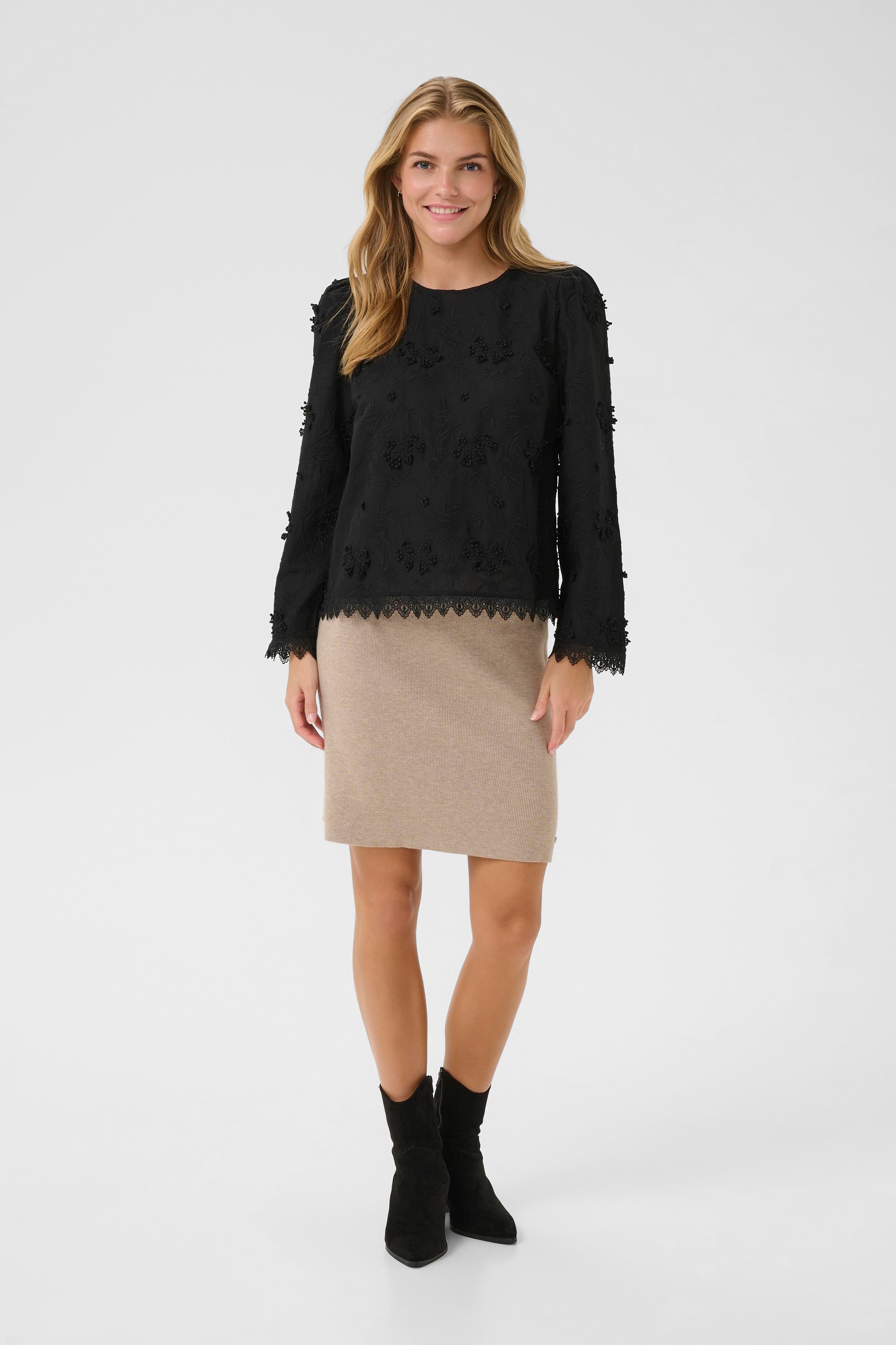 CRHilda Blouse LOOKBOOK FRONT 10614155-100120