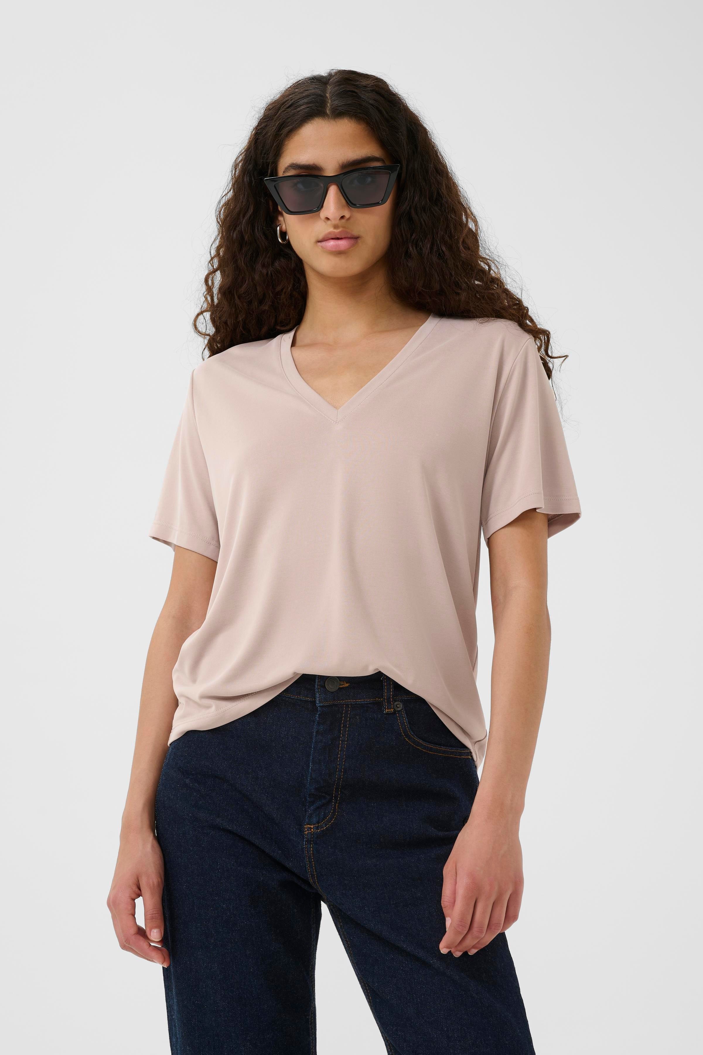LilianaIW Base V-Neck T-shirt LOOKBOOK FRONT 30109353-151506