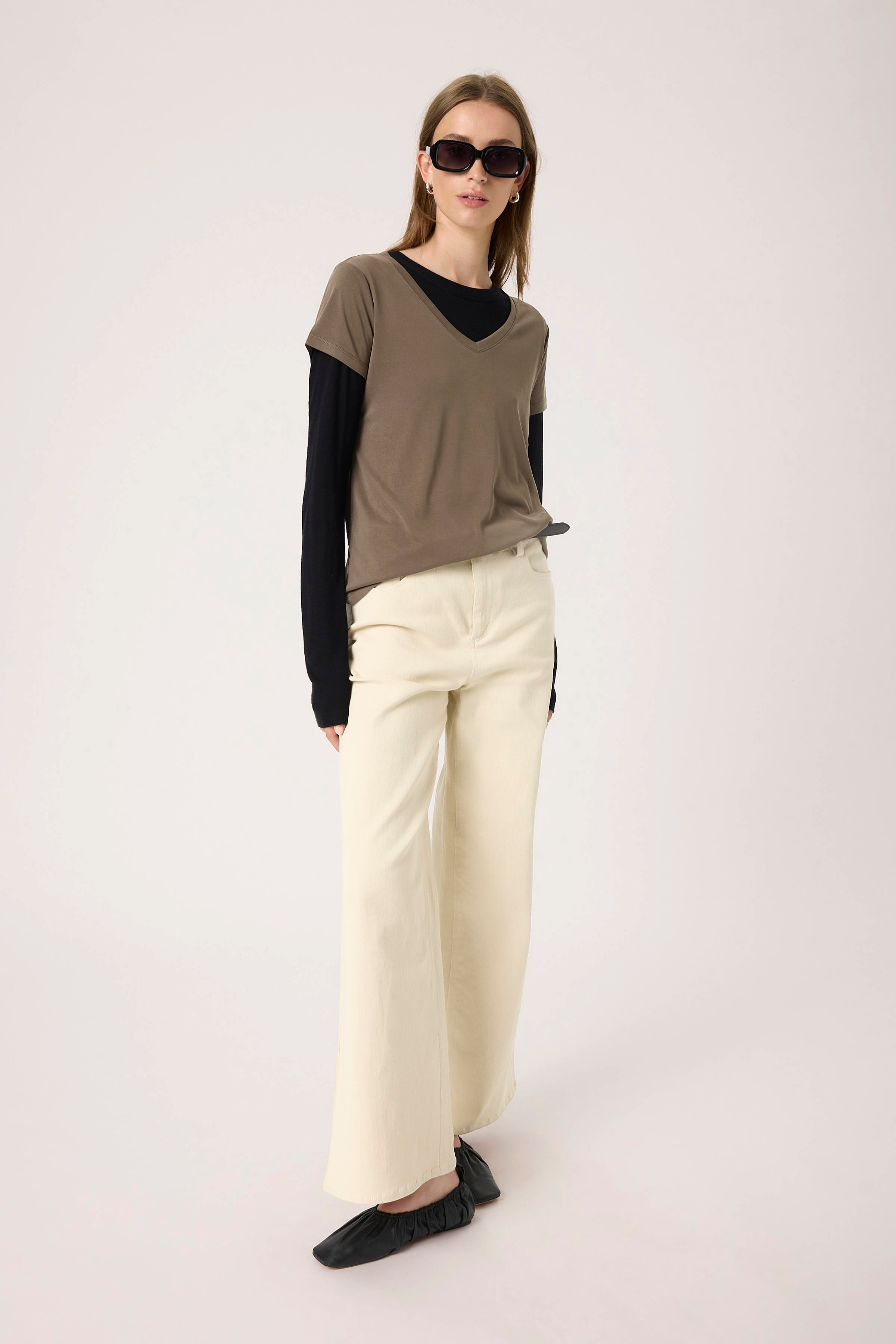 SLColumbine V-neck T-shirt LOOKBOOK FRONT 30404284-190822