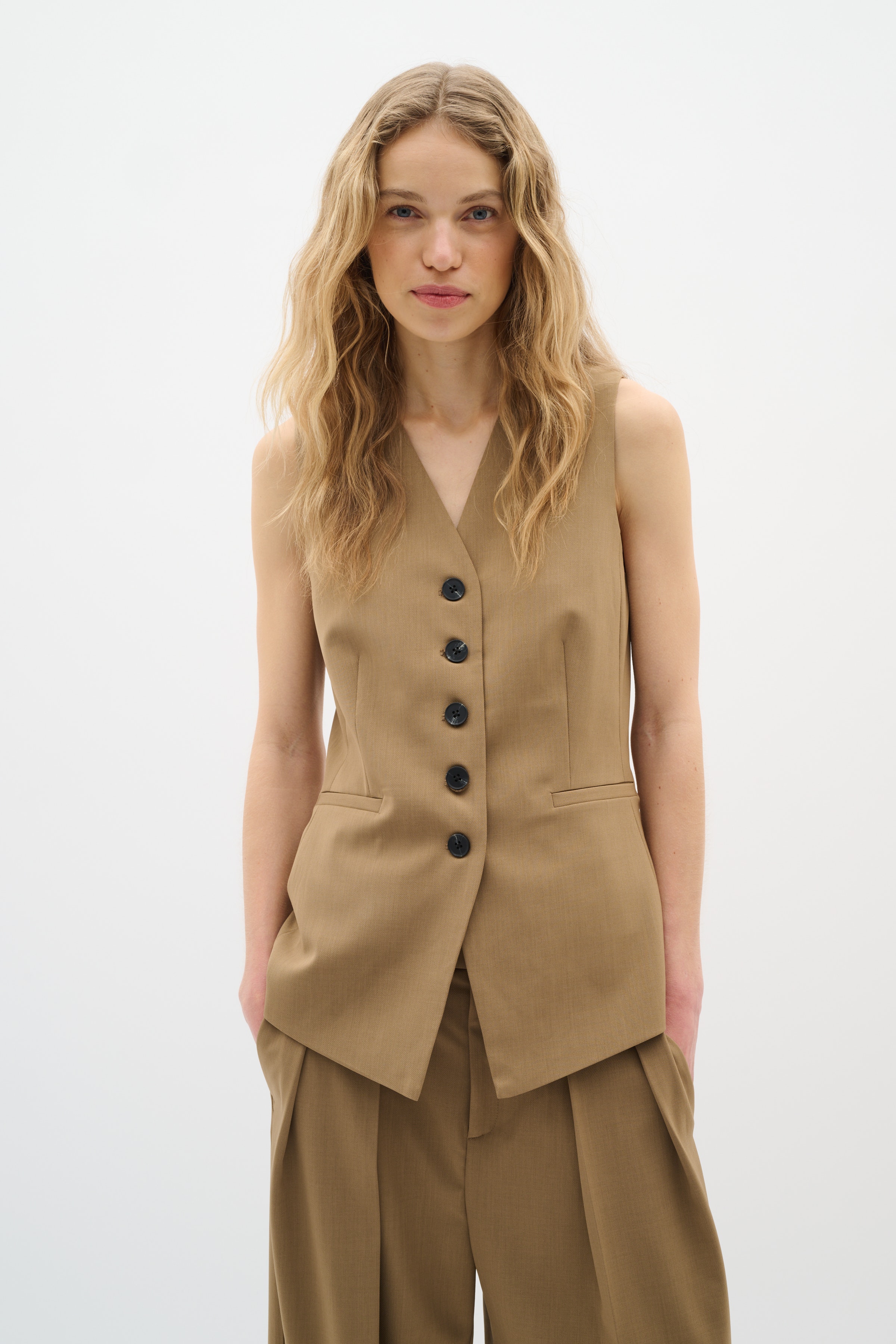 BriettaIW Waistcoat LOOKBOOK FRONT 30110961-1808401