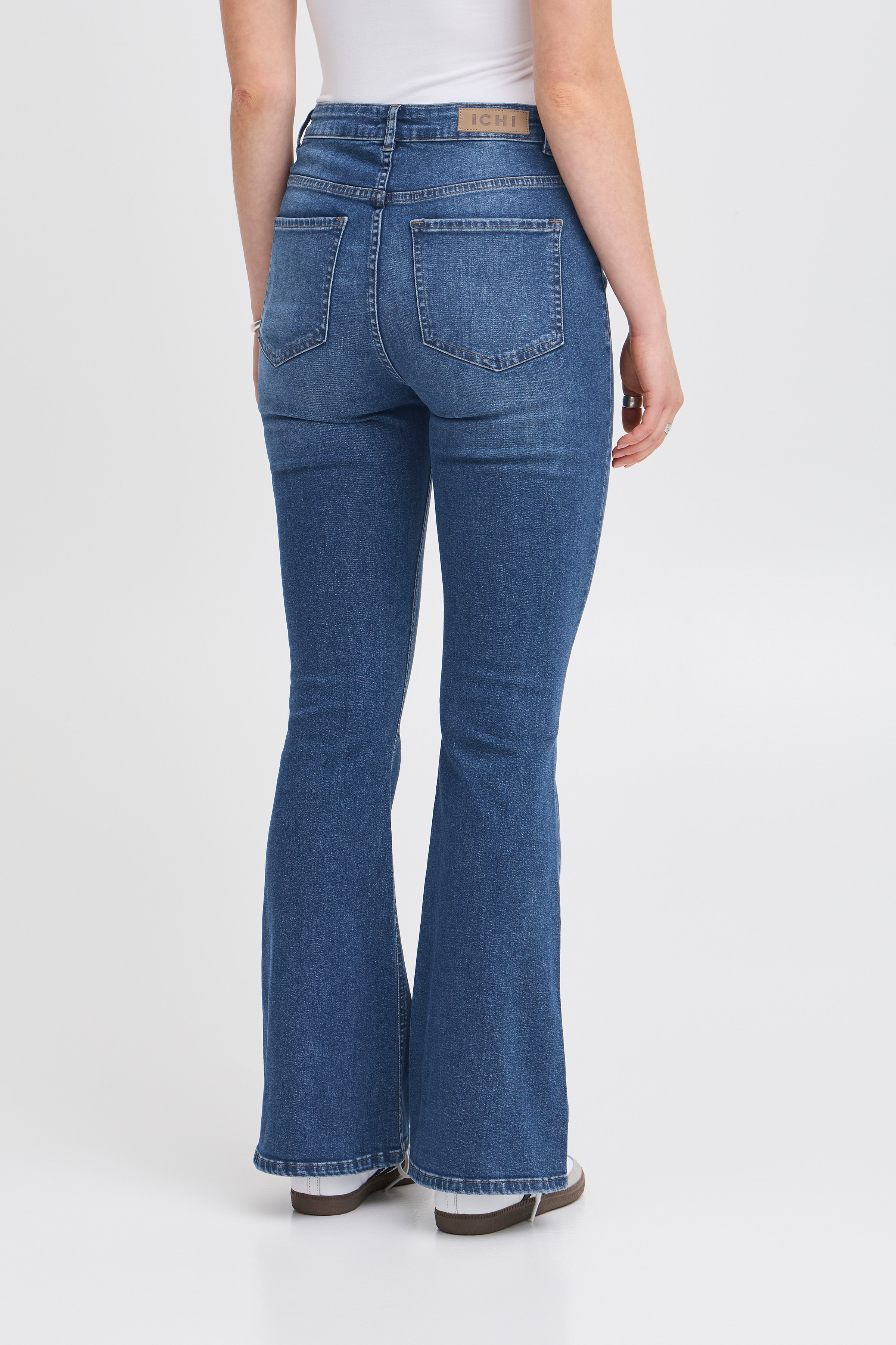 IHTWIGGY FLAIRED HIGH WAIST Jeans LOOKBOOK FRONT 20122437-200339