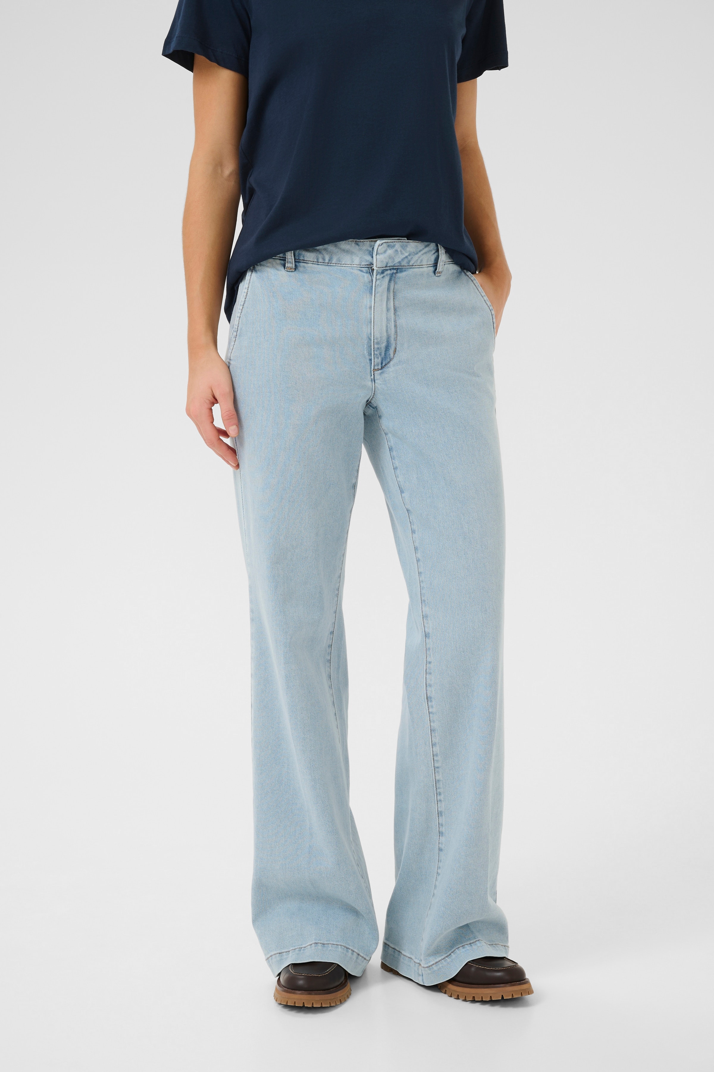 30 THE LARA 115 PANT LOOKBOOK FRONT 10705210-100045