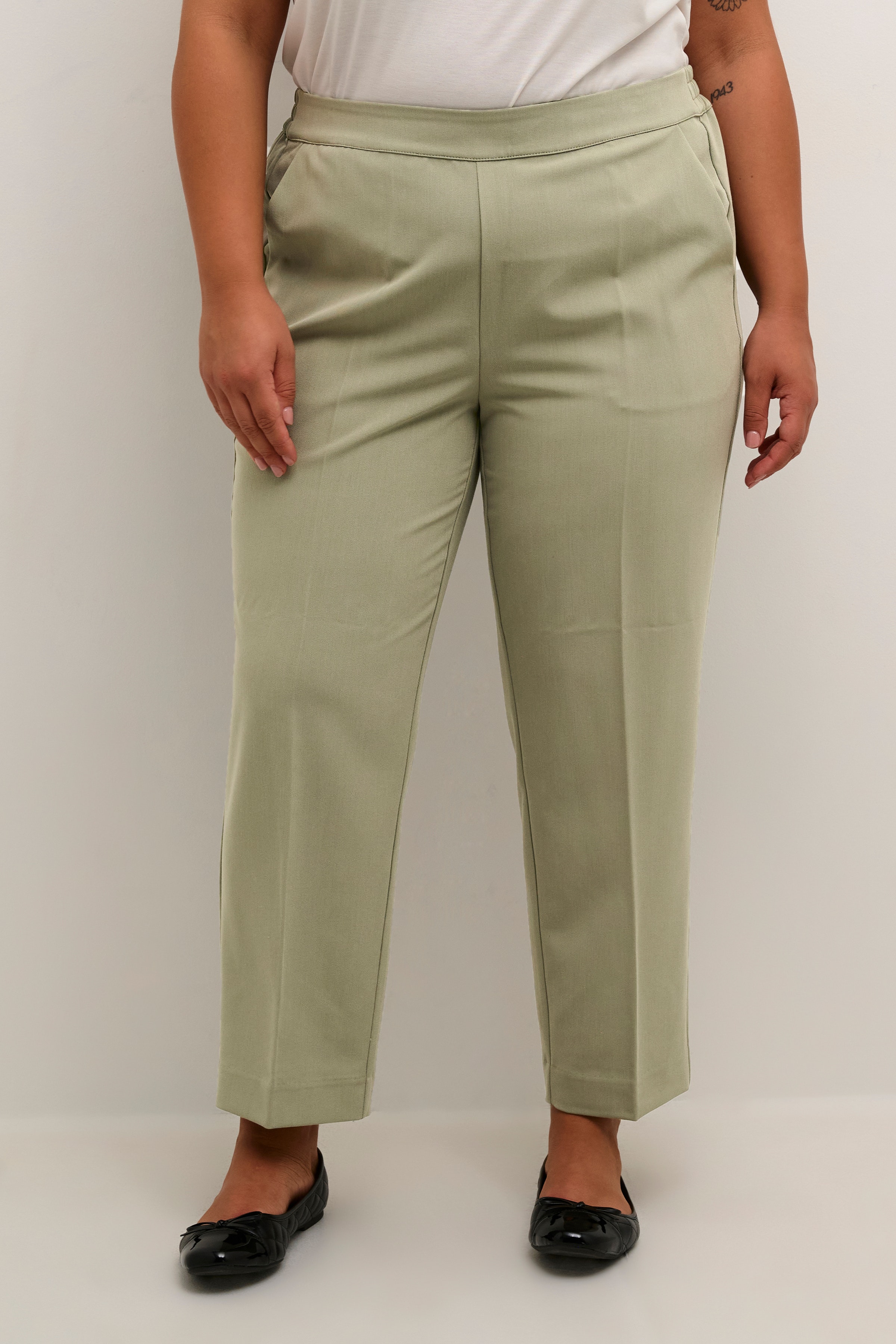 KCsakira Cropped Trousers LOOKBOOK FRONT 10580650-170613