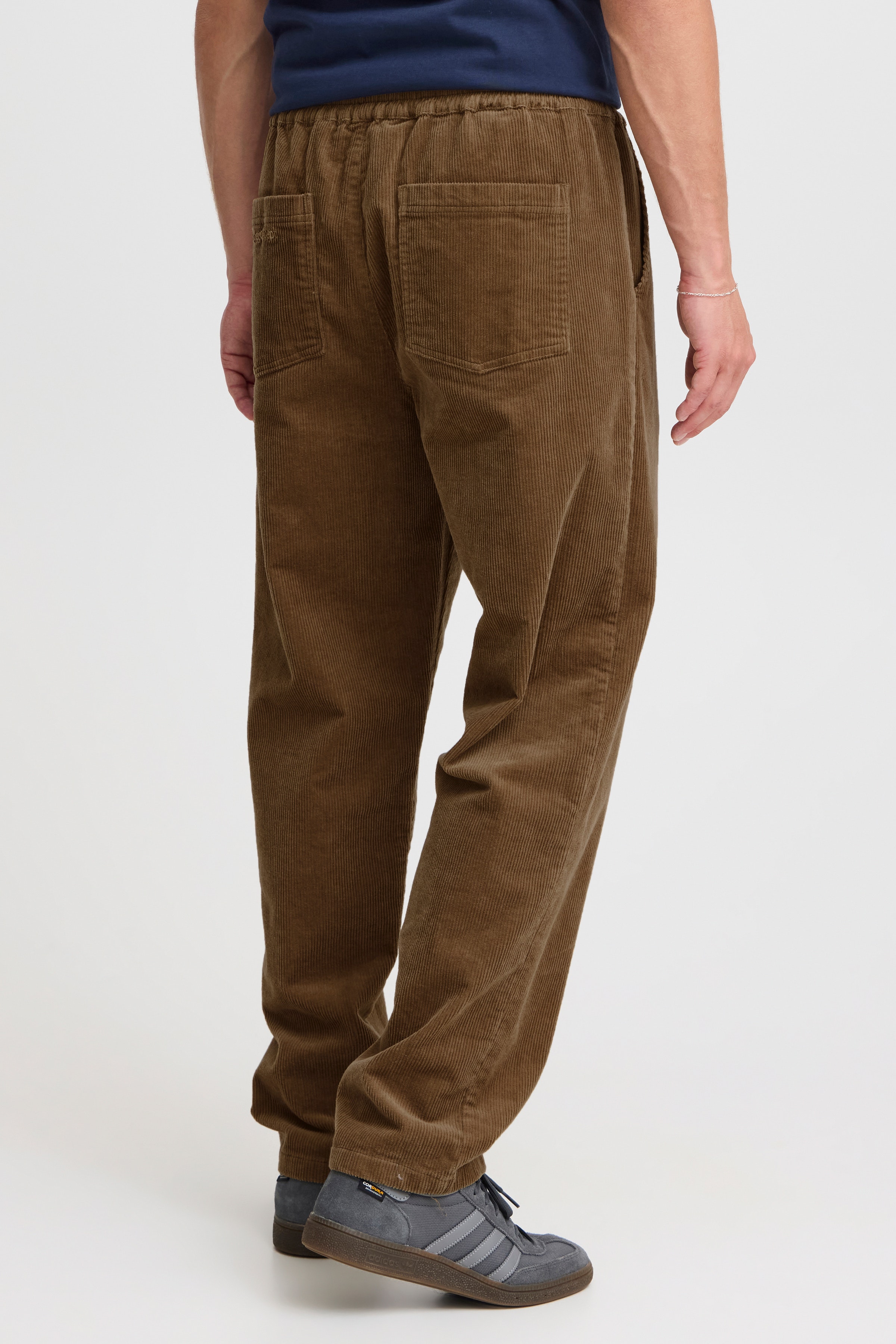 JCMDARIO Trousers LOOKBOOK BACK 22800662-181022