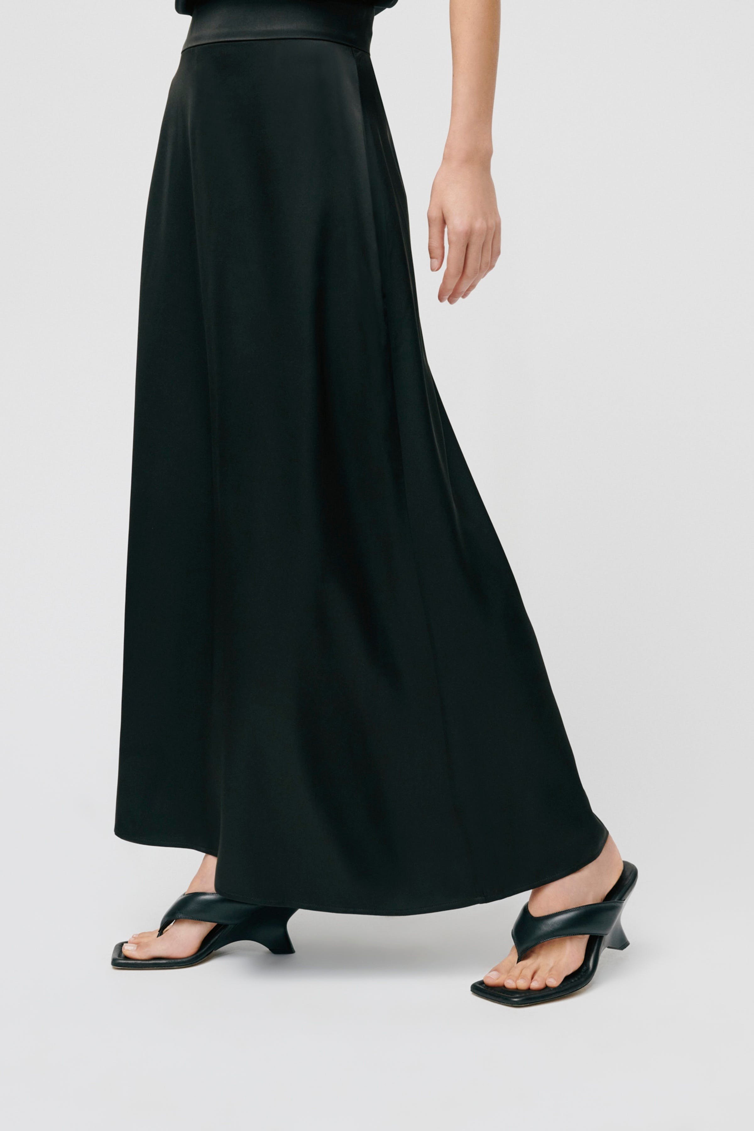 SANNA Skjørt LOOKBOOK FRONT 30600528-BK999