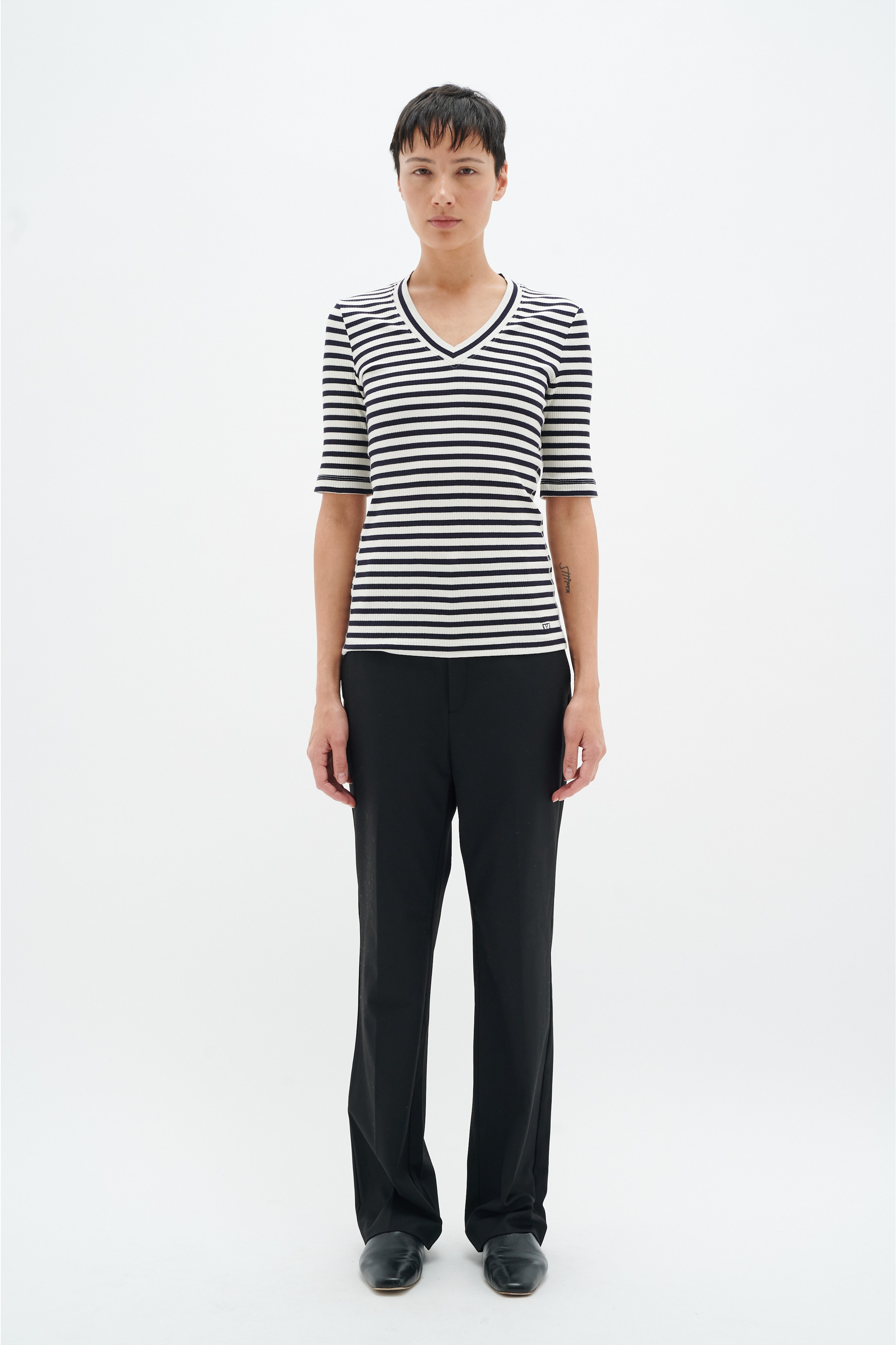 DagnaIW Striped V T-shirt LOOKBOOK FRONT 30107270-302212