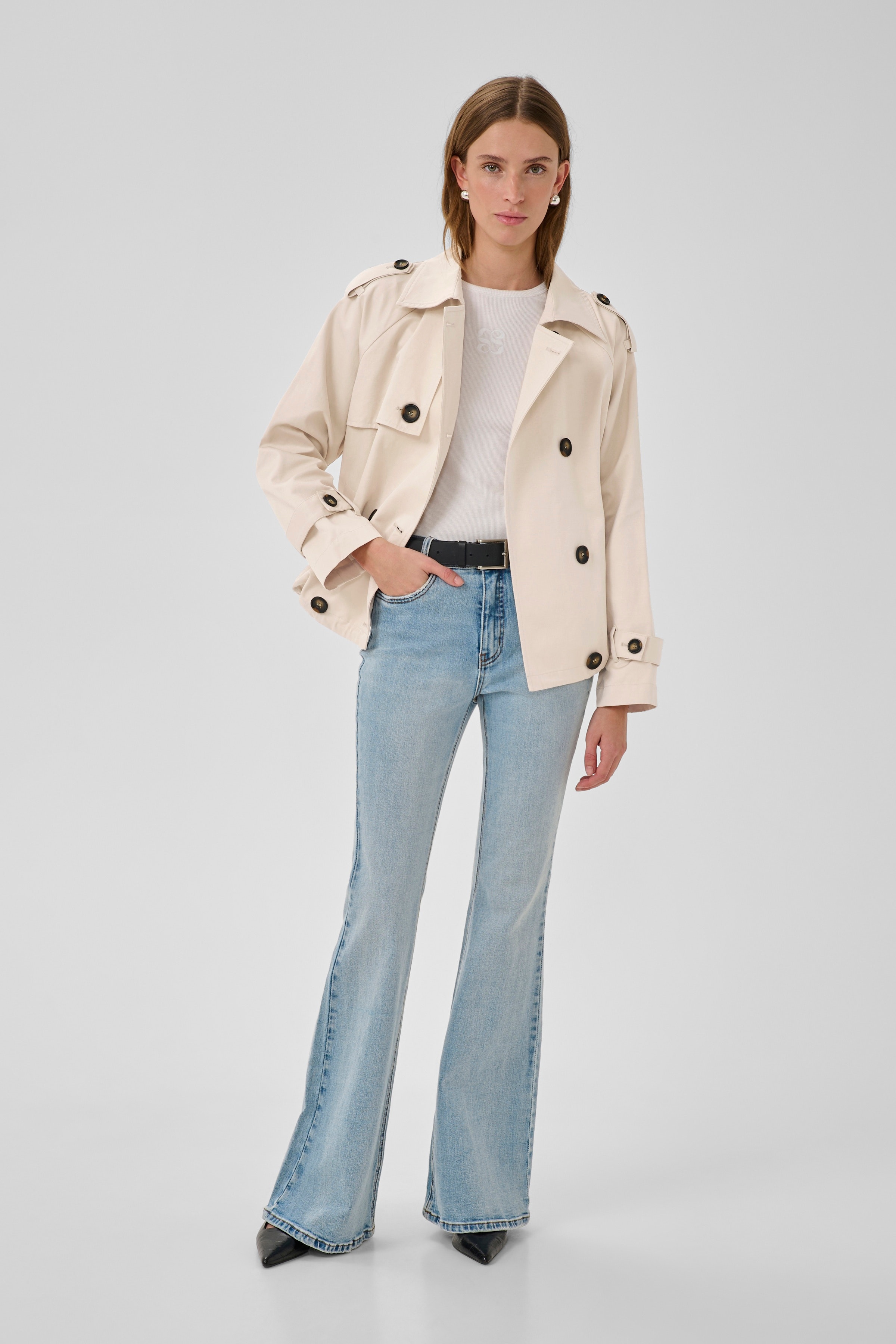 MiraMW Korte trenchcoat
 LOOKBOOK FRONT 10704213-130401