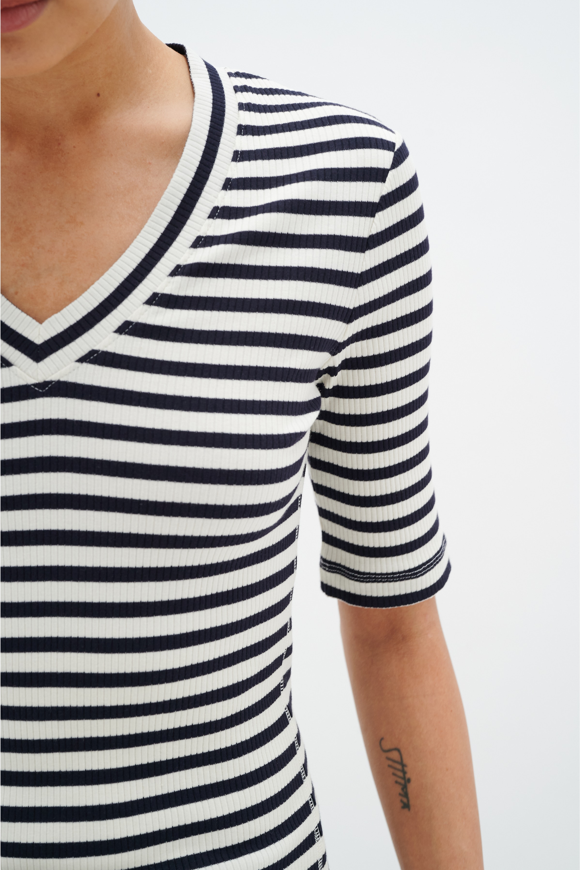 DagnaIW Striped V T-shirt LOOKBOOK DETAIL 30107270-302212