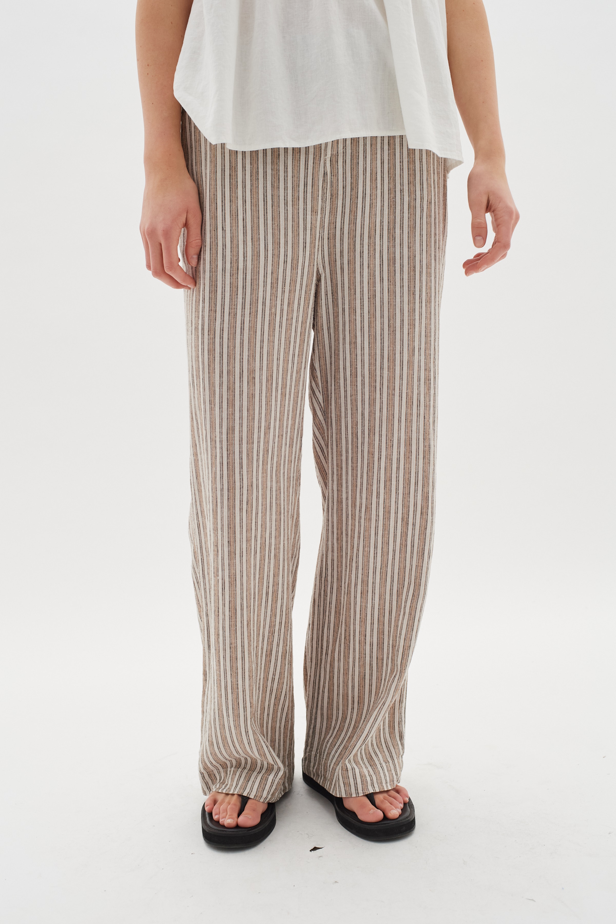 EllieIW Linnen Trousers LOOKBOOK FRONT 30109571-302828