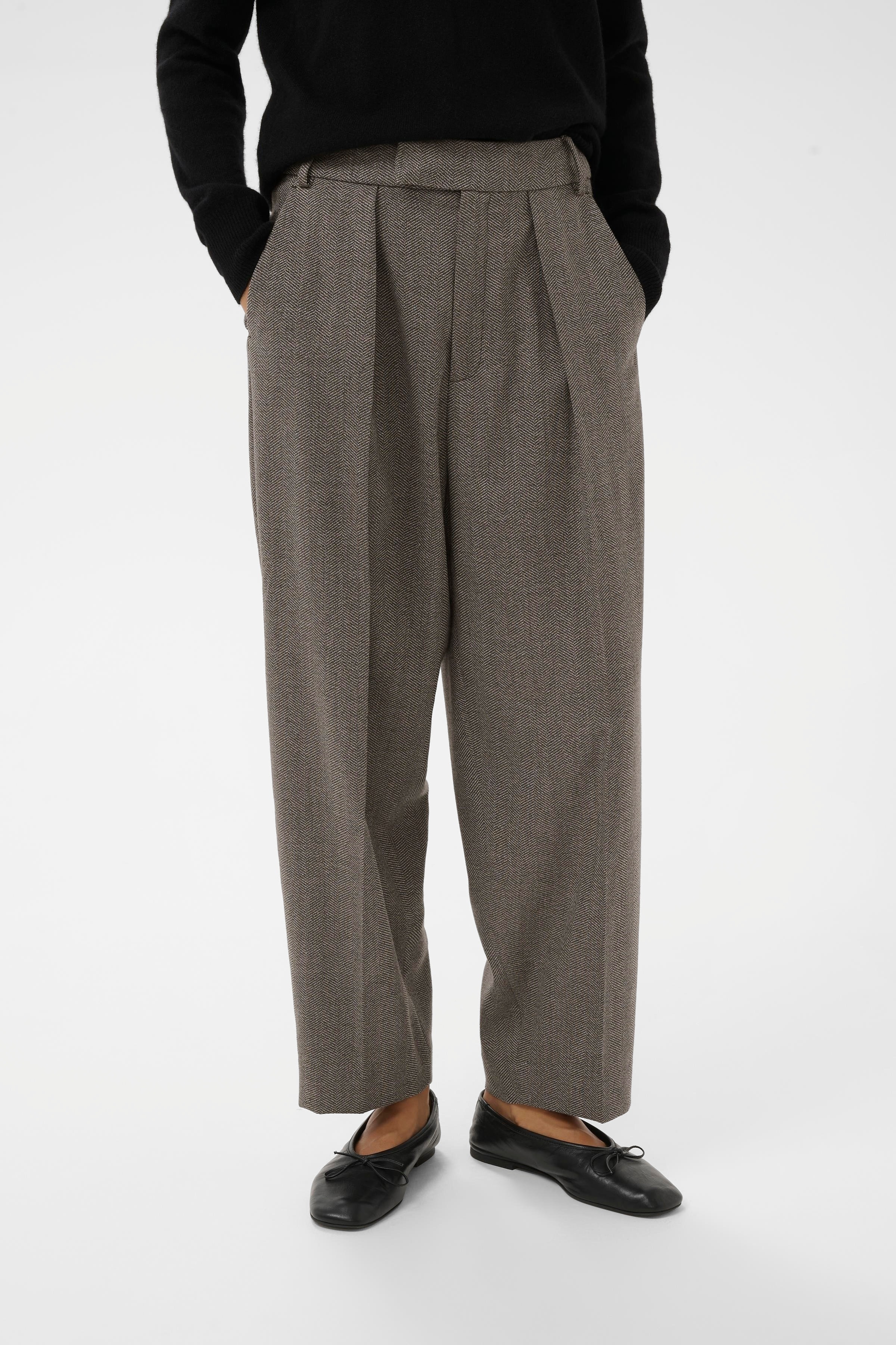 KahlaIW Pleated Bukser LOOKBOOK FRONT 30109734-191518