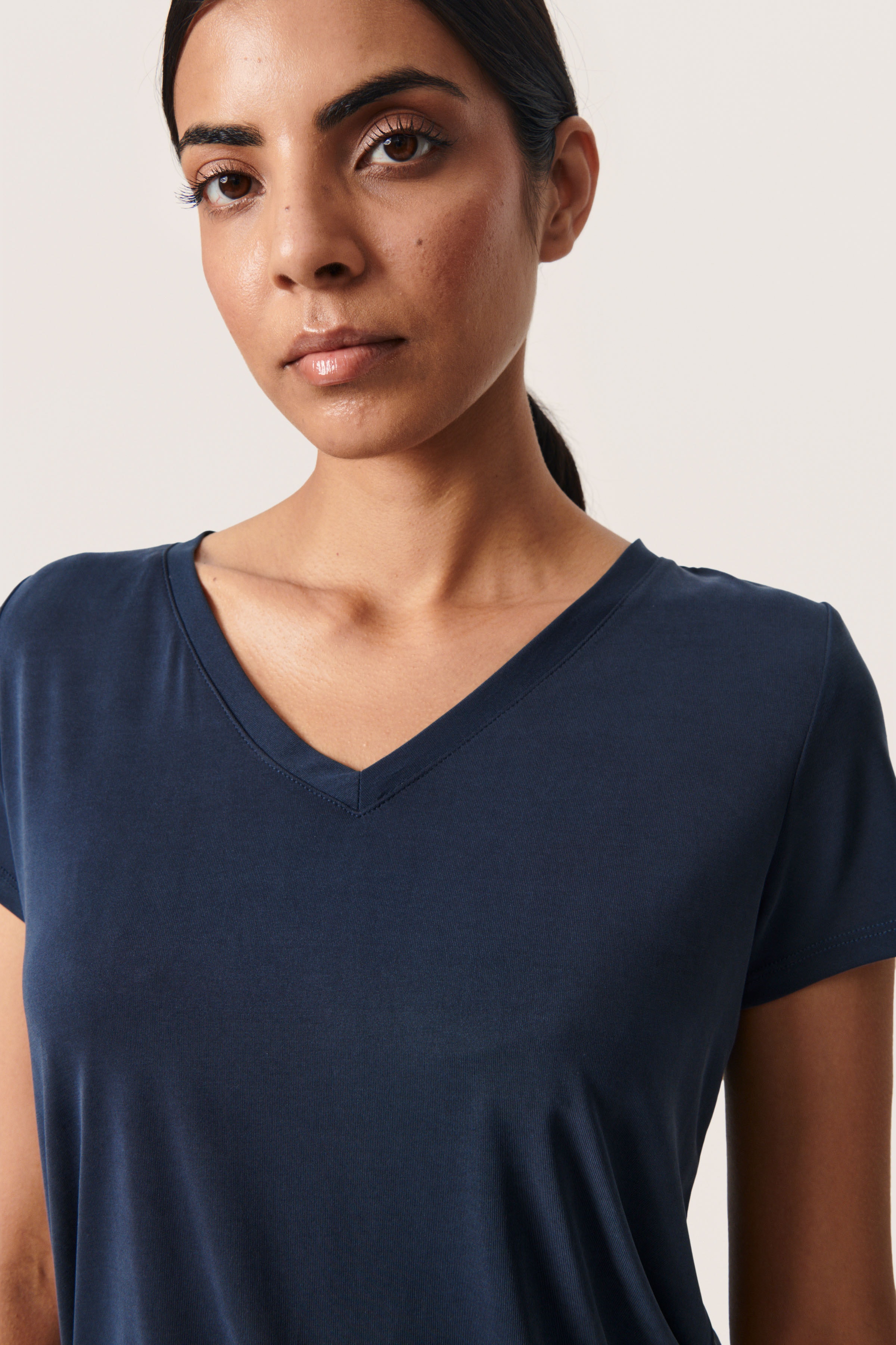 SLColumbine V-neck T-shirt LOOKBOOK DETAIL 30404284-42022