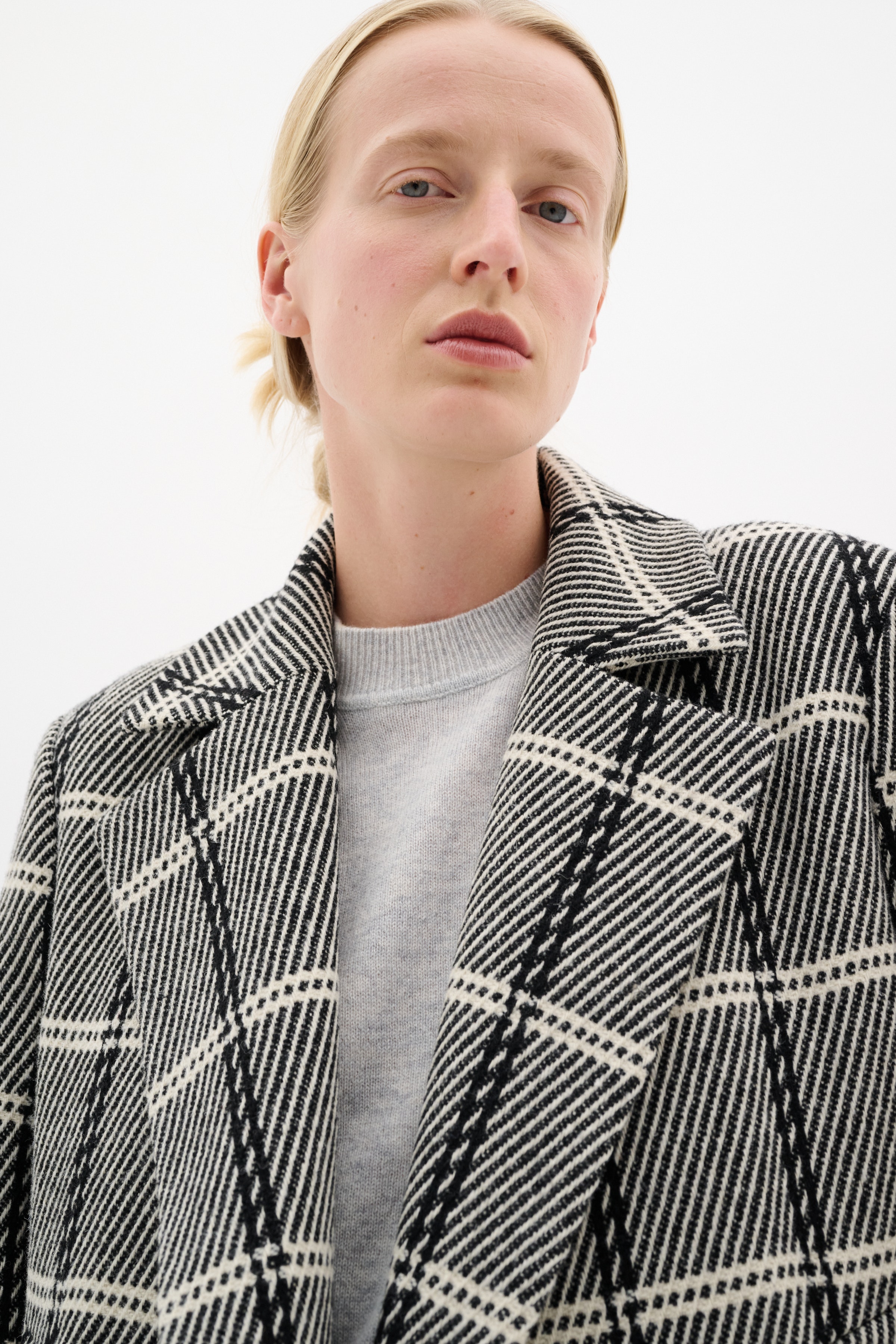 YaniaIW Mantel LOOKBOOK DETAIL 30110607-300027