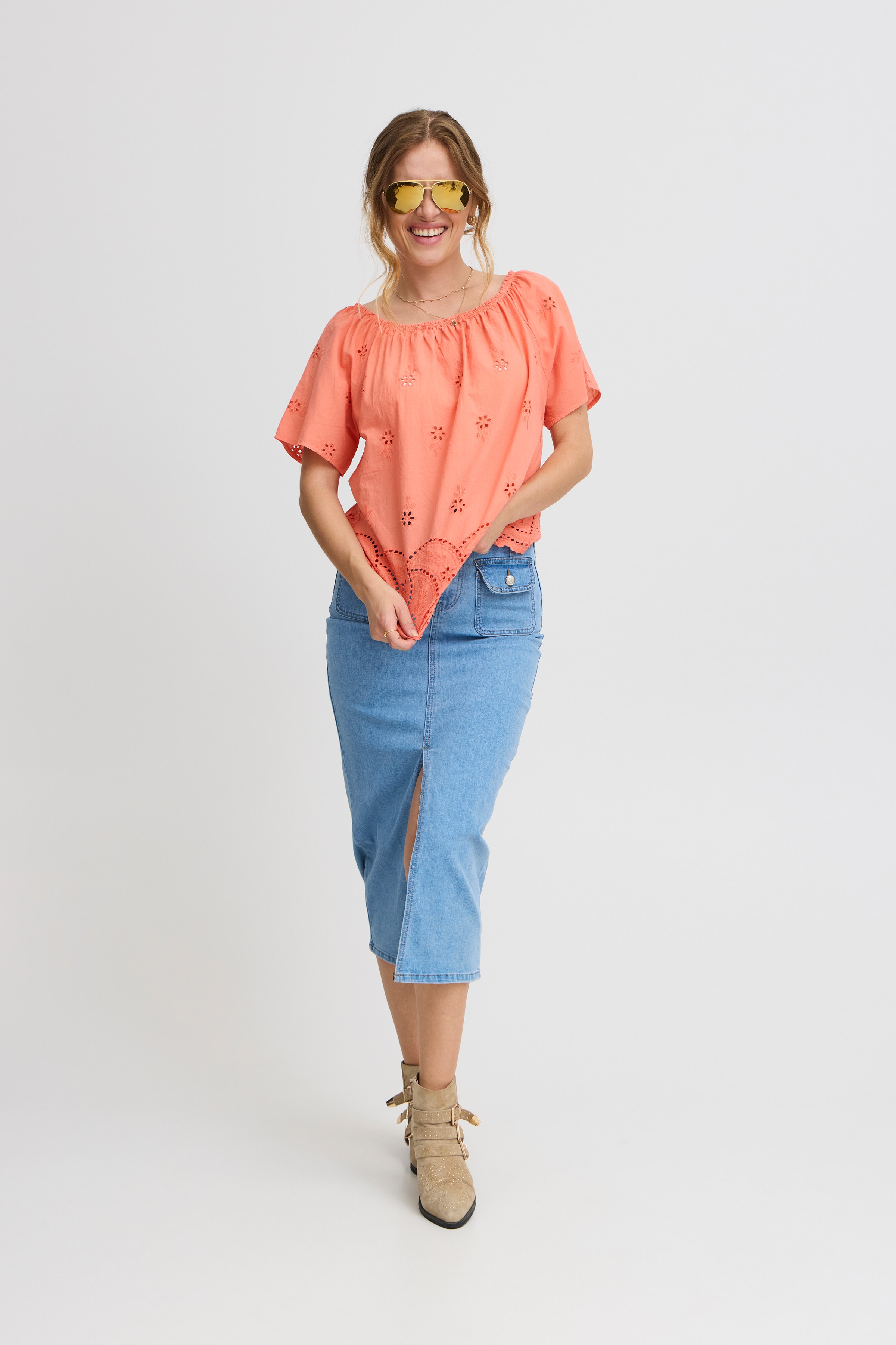 Kortermet bluse LOOKBOOK FRONT 22100598-151530