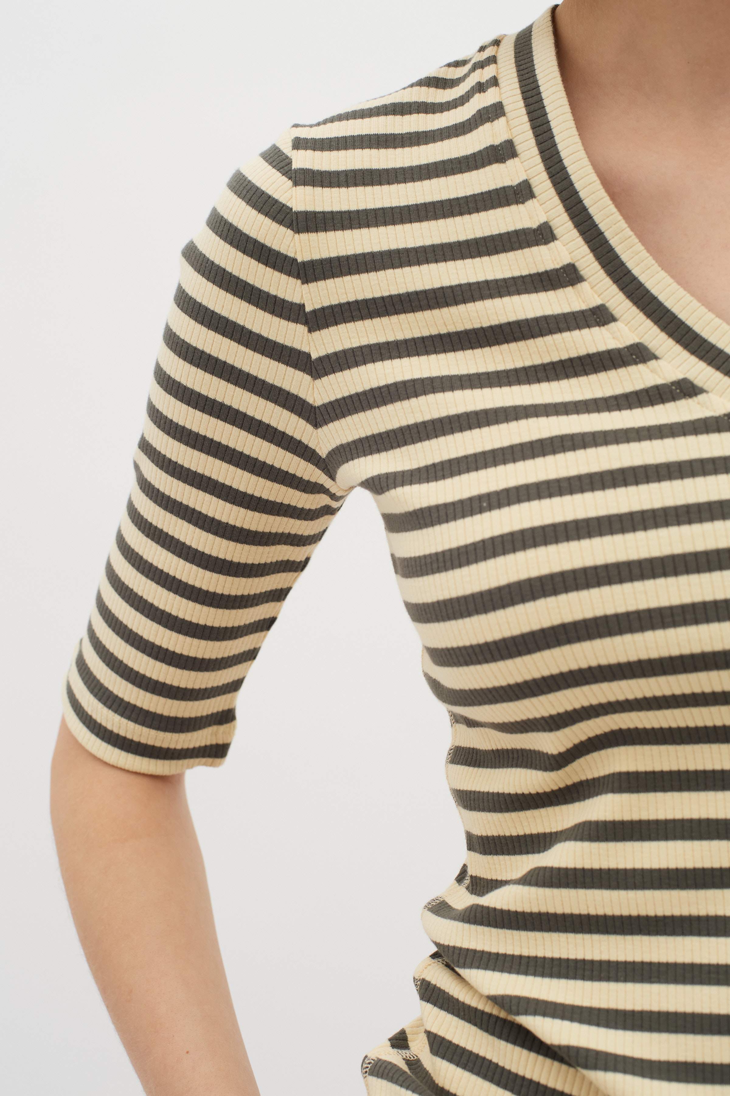 DagnaIW Striped V T-shirt LOOKBOOK DETAIL 30107270-303054