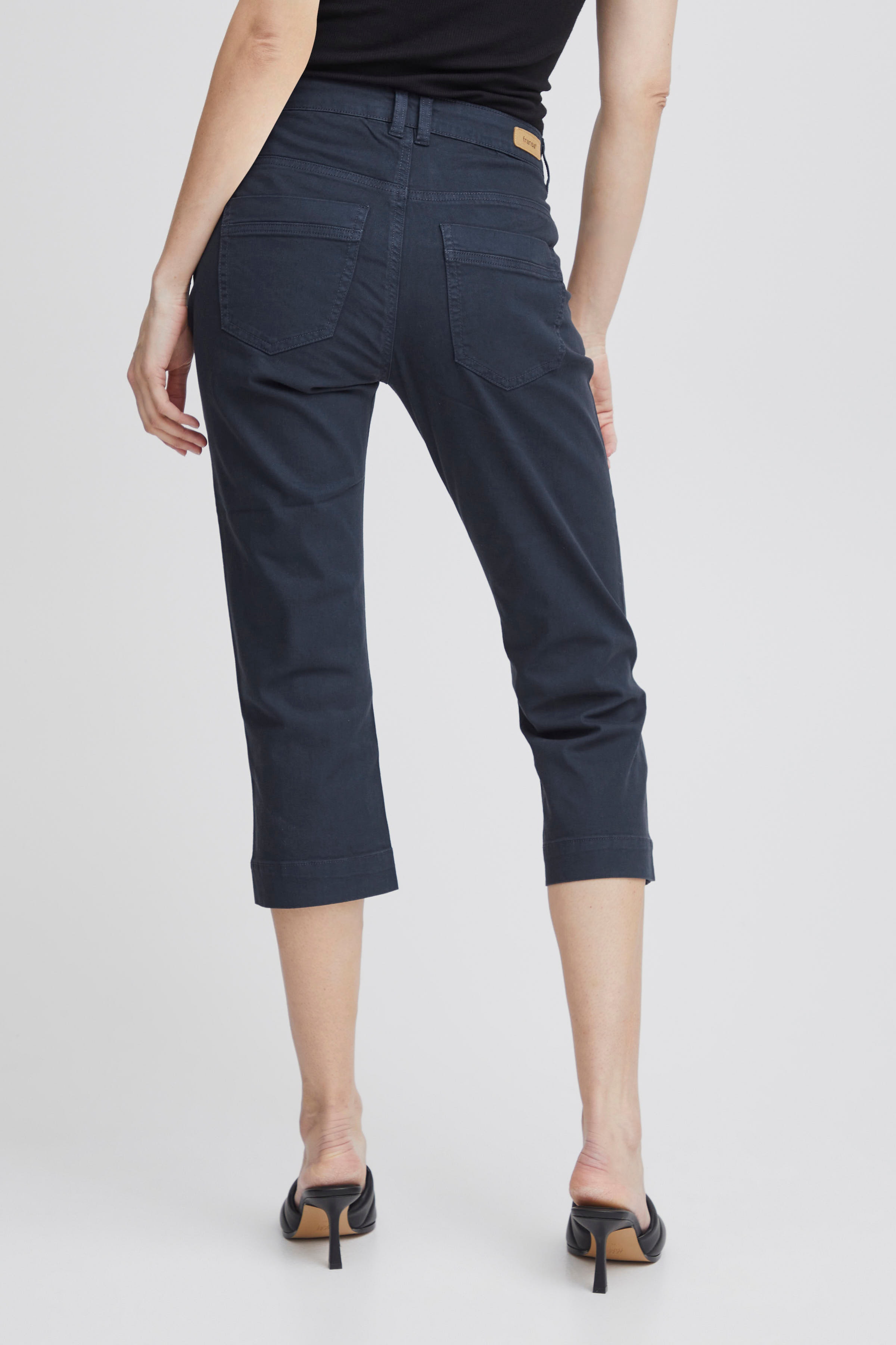 FRFOTWILL Capri pants LOOKBOOK FRONT 20610424-193923