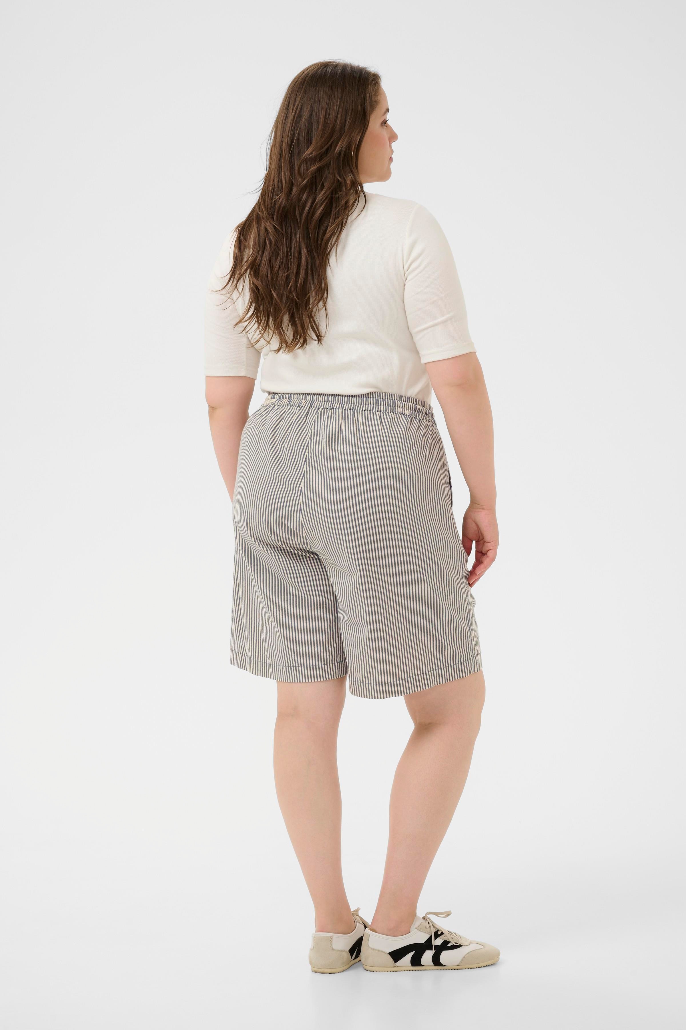 KCnana Shorts LOOKBOOK BACK 10583309-106298