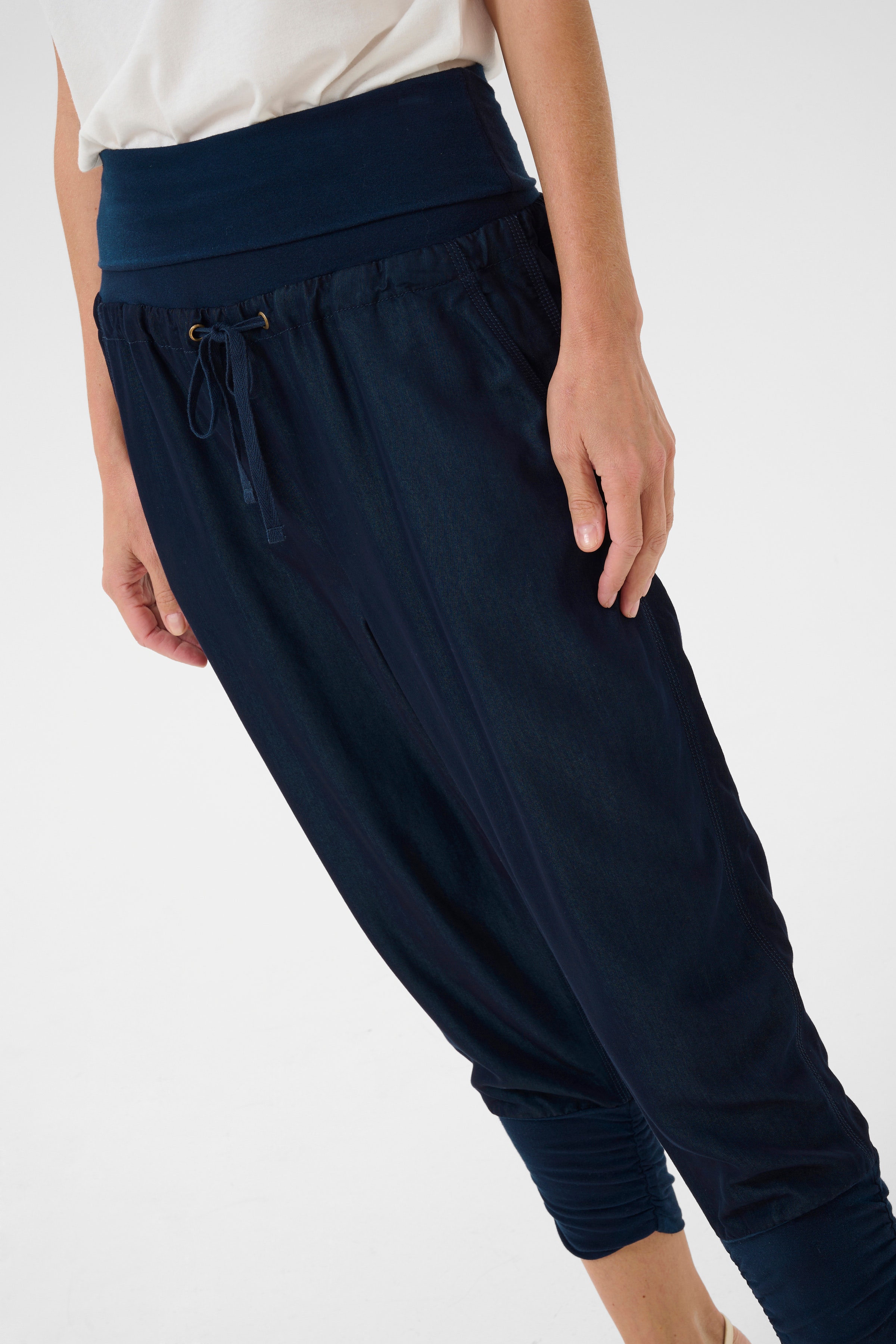 Line Trousers LOOKBOOK DETAIL 10604697-193923