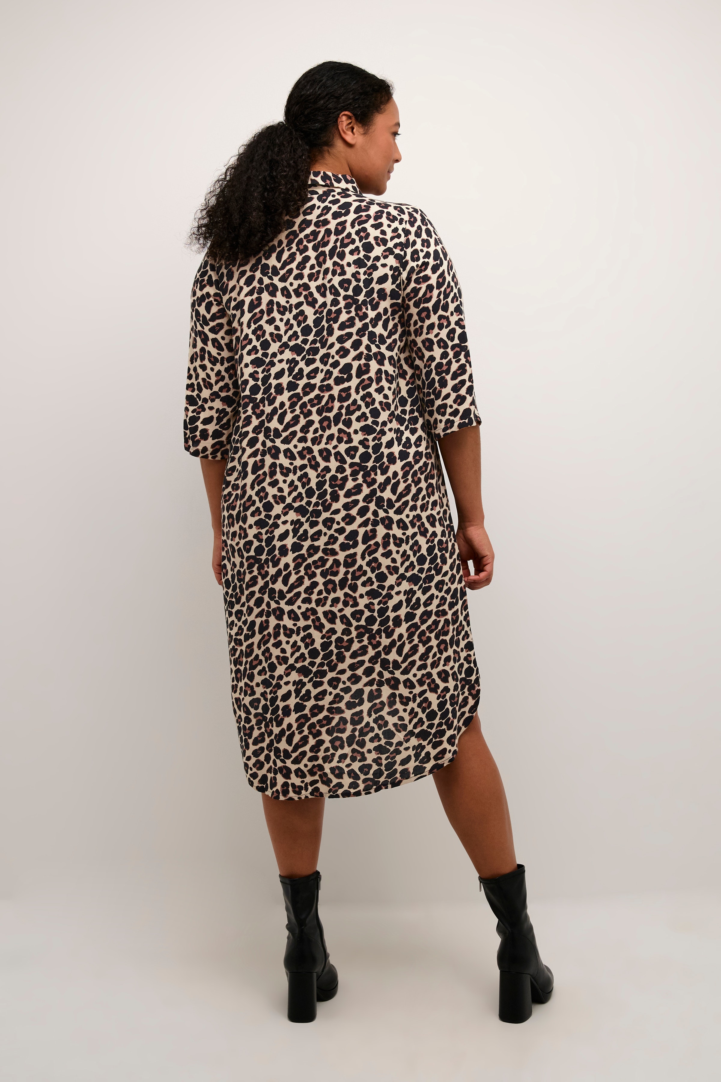 KCmirta Kleid LOOKBOOK BACK 10581676-104451