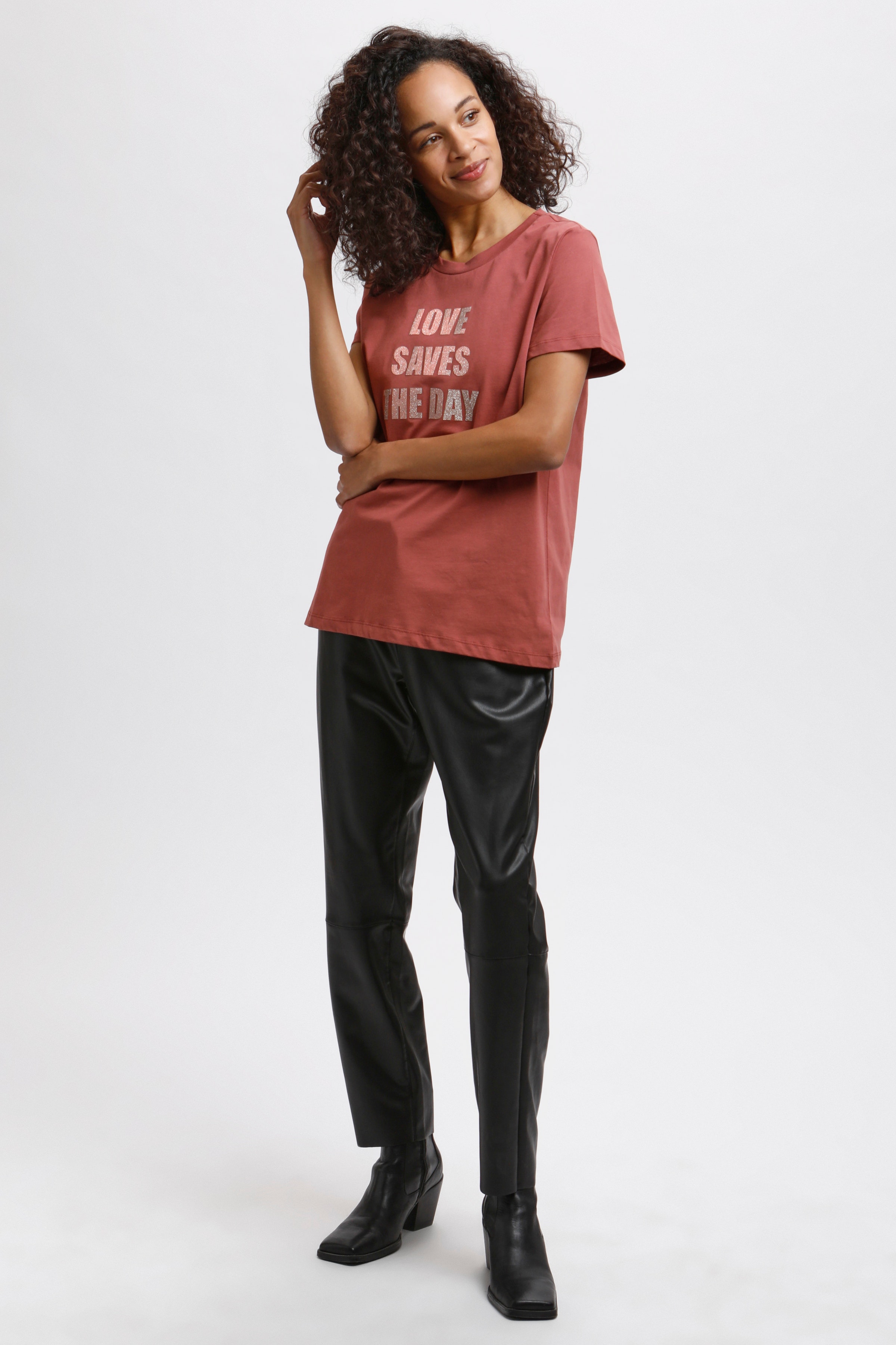 KAmira T-shirt LOOKBOOK FRONT 10505807-181426
