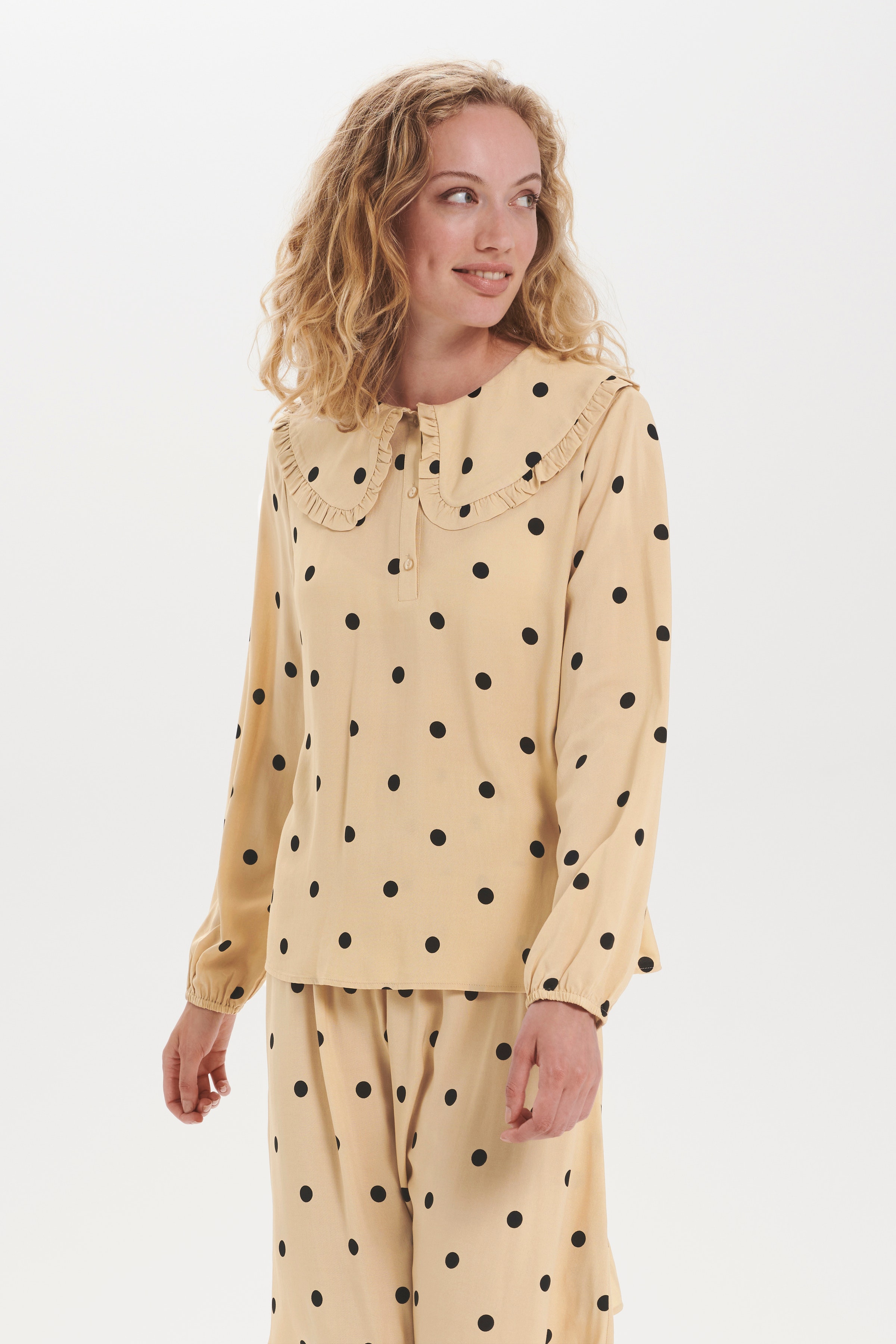 IsolSZ Shirt

 LOOKBOOK FRONT 30511838-600330