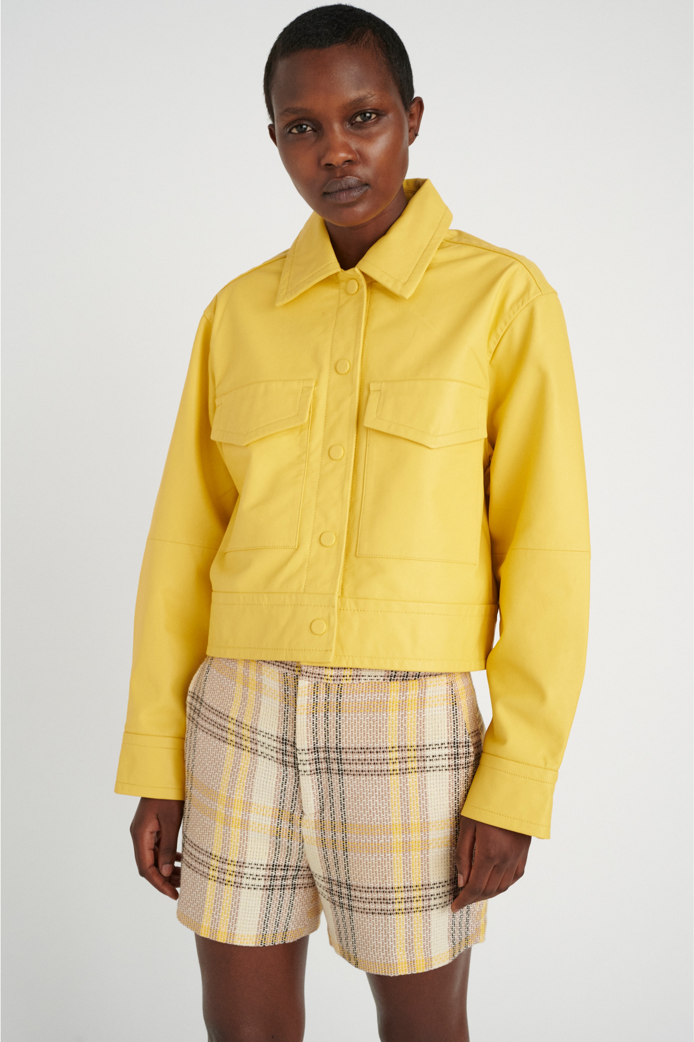 PerleIW Shorts LOOKBOOK FRONT 30107123-300371