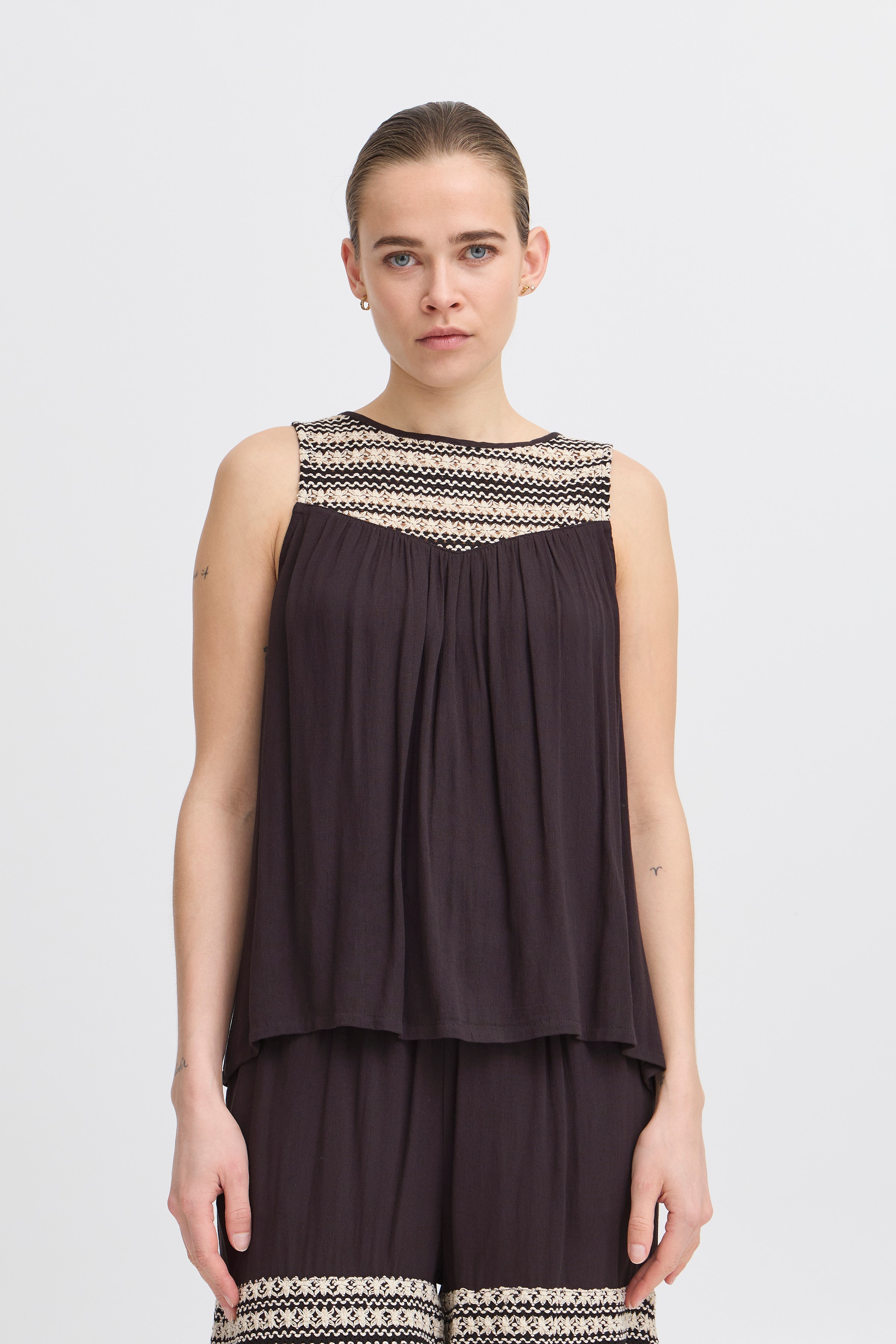 IHRAGNI Top LOOKBOOK FRONT 20123291-194008