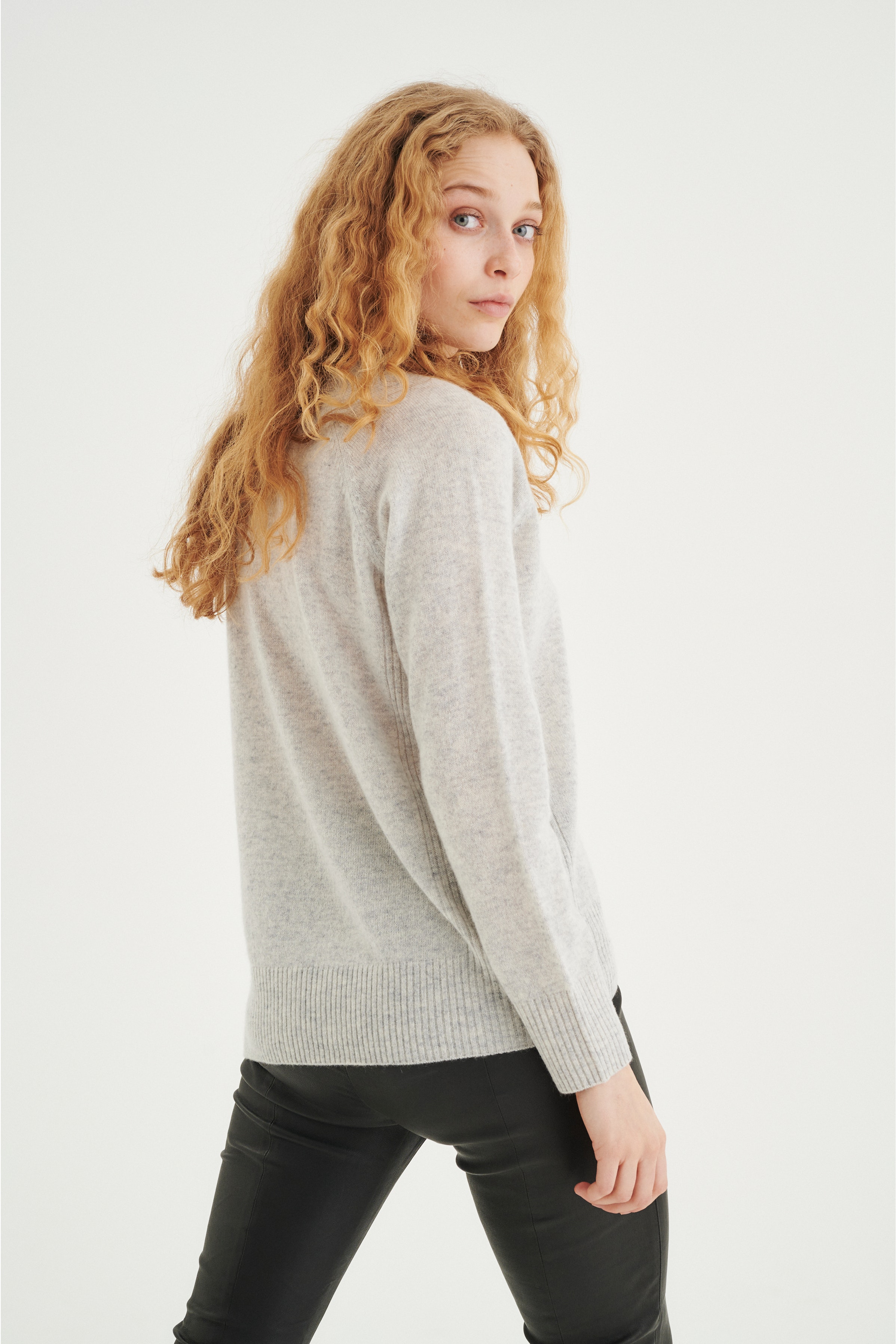 Lukka V-neck Kasjmier Pullover LOOKBOOK BACK 30104240-10045