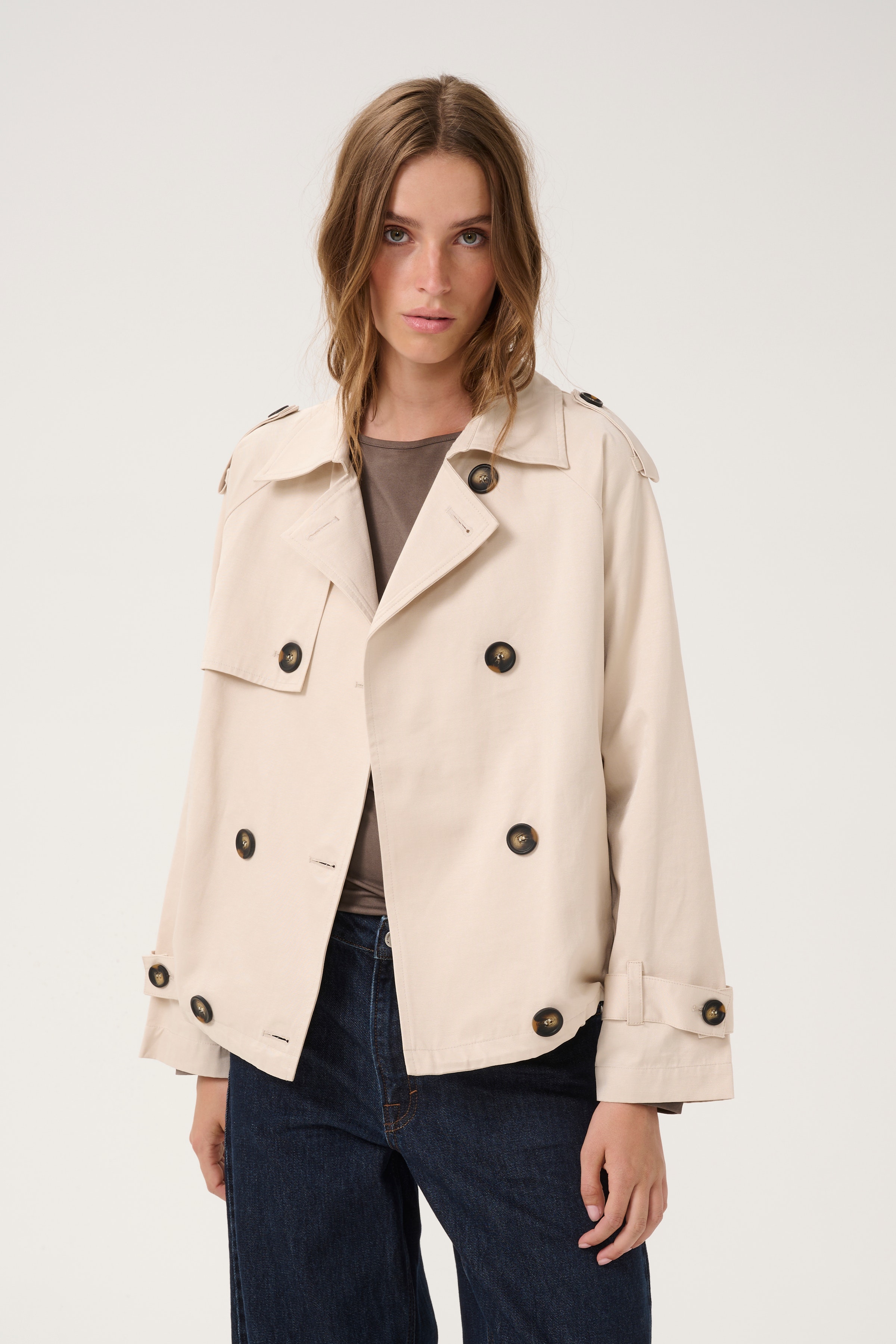 MiraMW Korte trenchcoat
 LOOKBOOK FRONT 10704213-130401