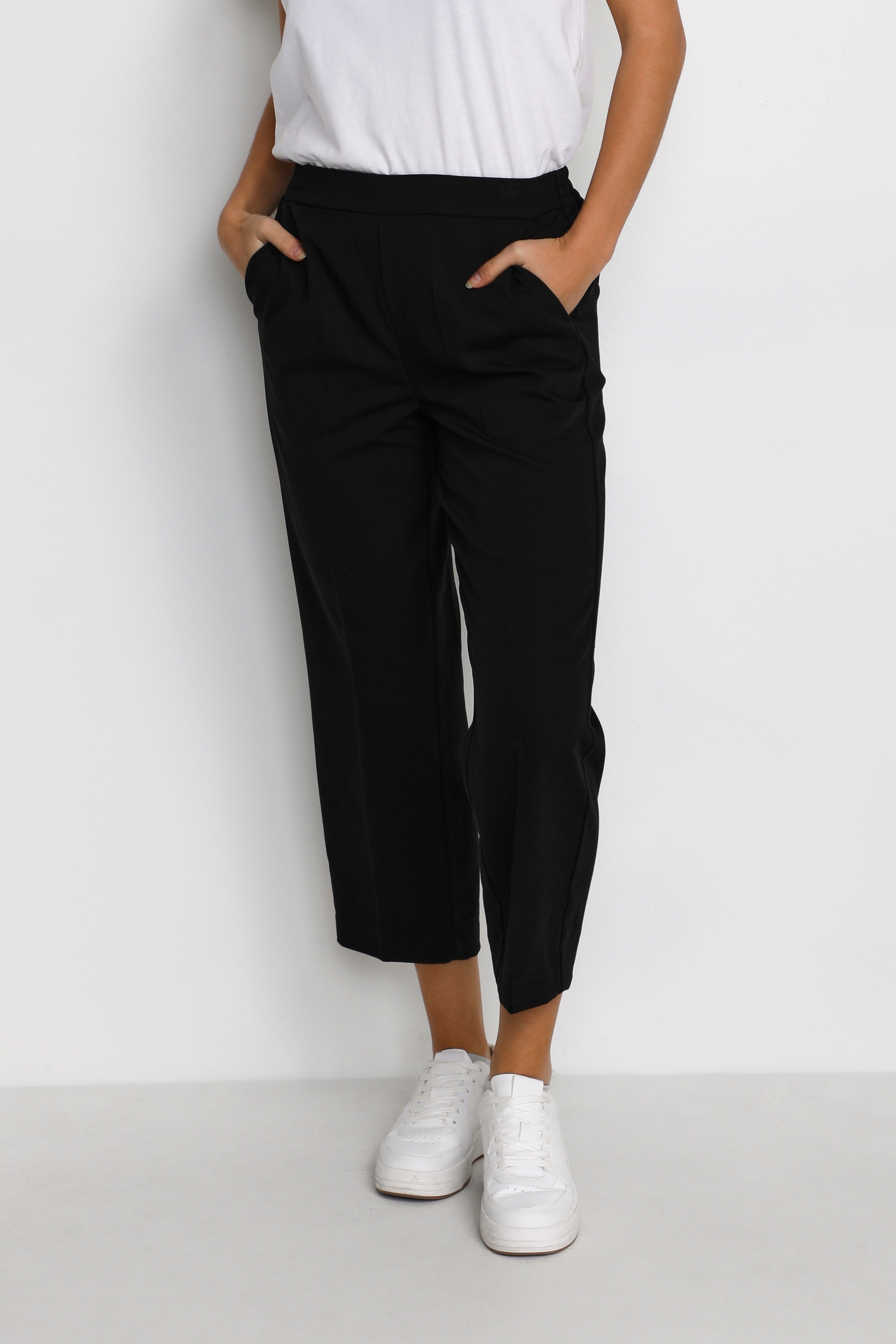 KAsakura Cropped Pants LOOKBOOK FRONT 10506127-100121