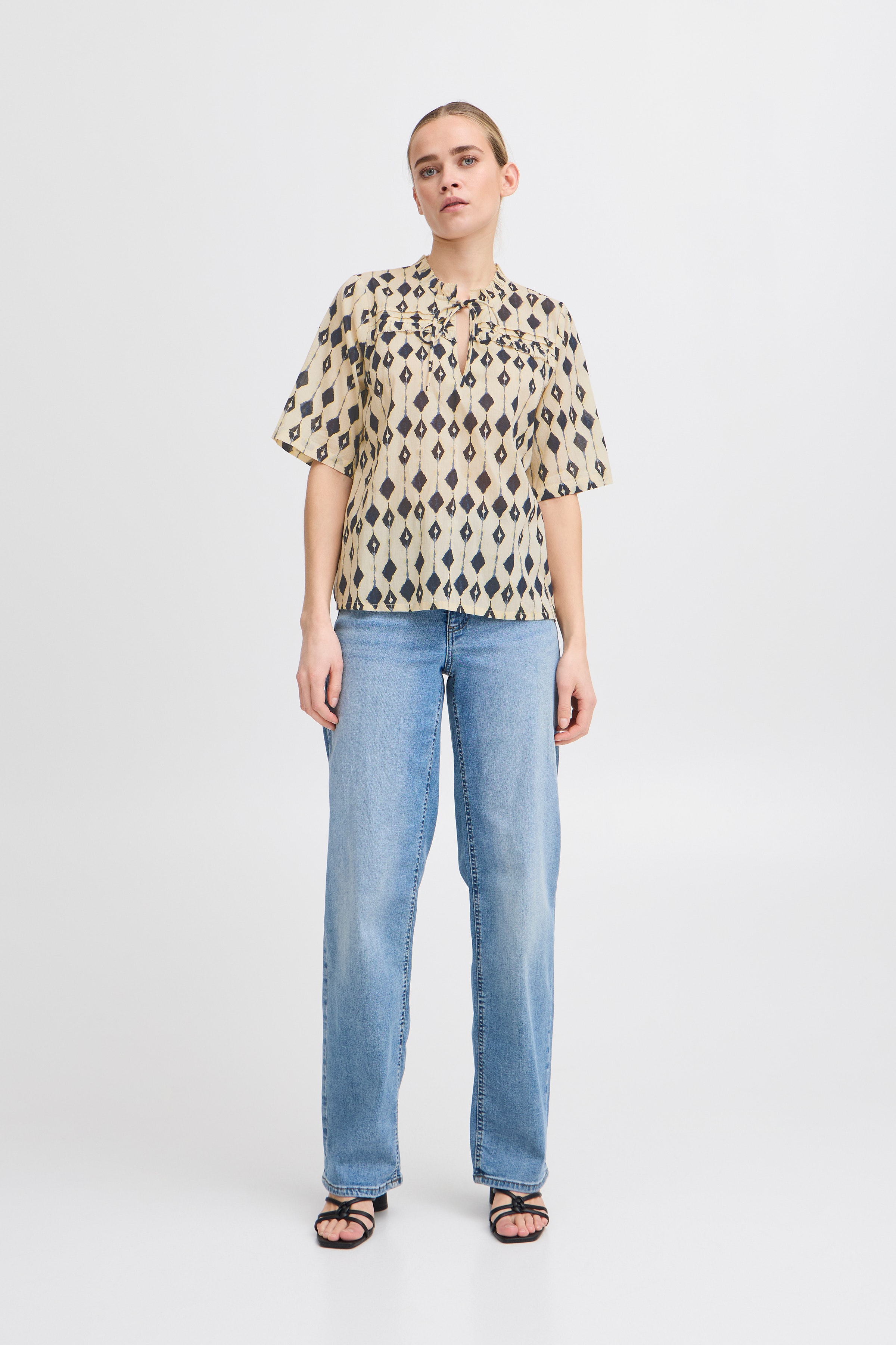 Kortermet bluse LOOKBOOK FRONT 20122885-204419