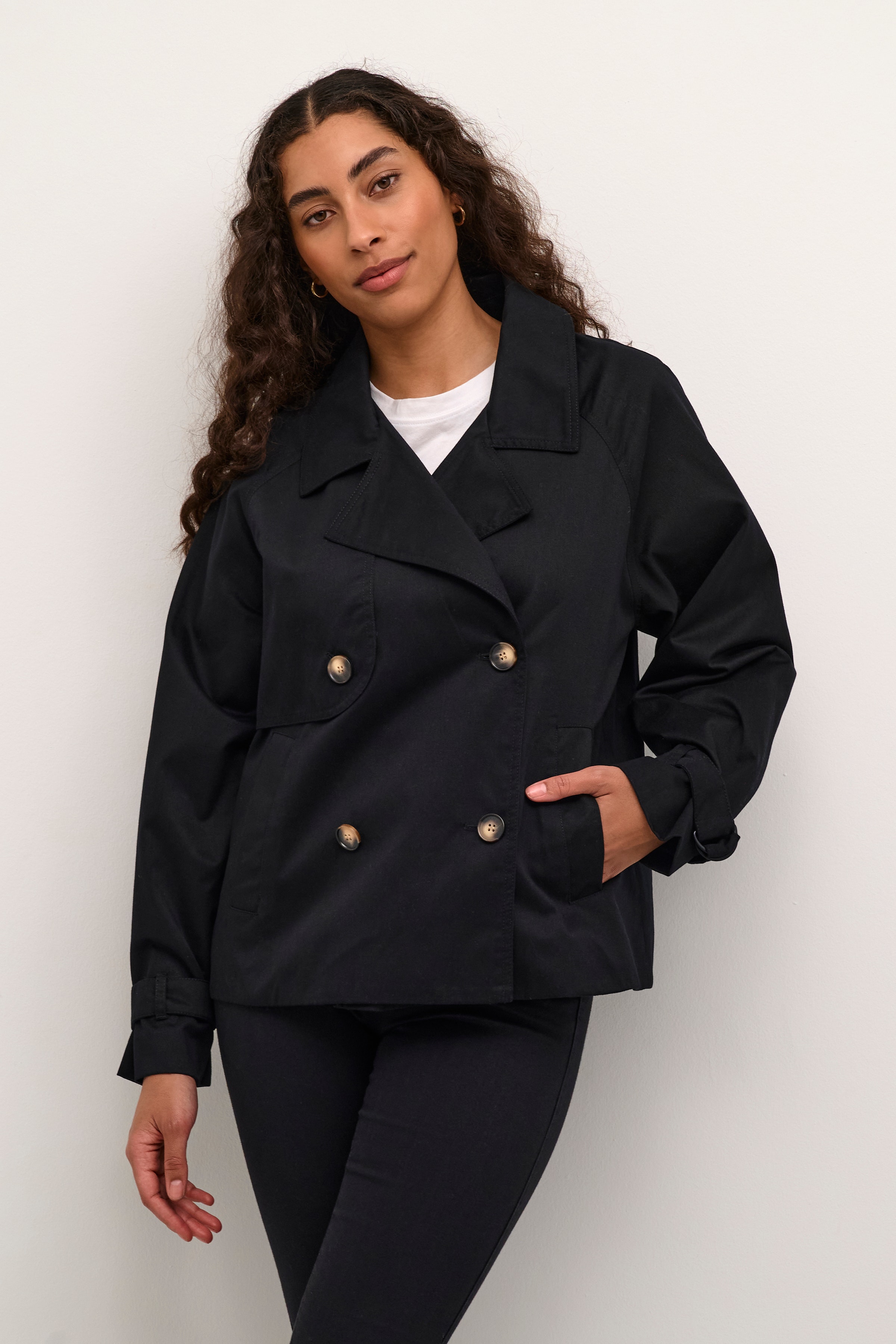 KAelise Kort Trenchcoat LOOKBOOK FRONT 10508302-100121