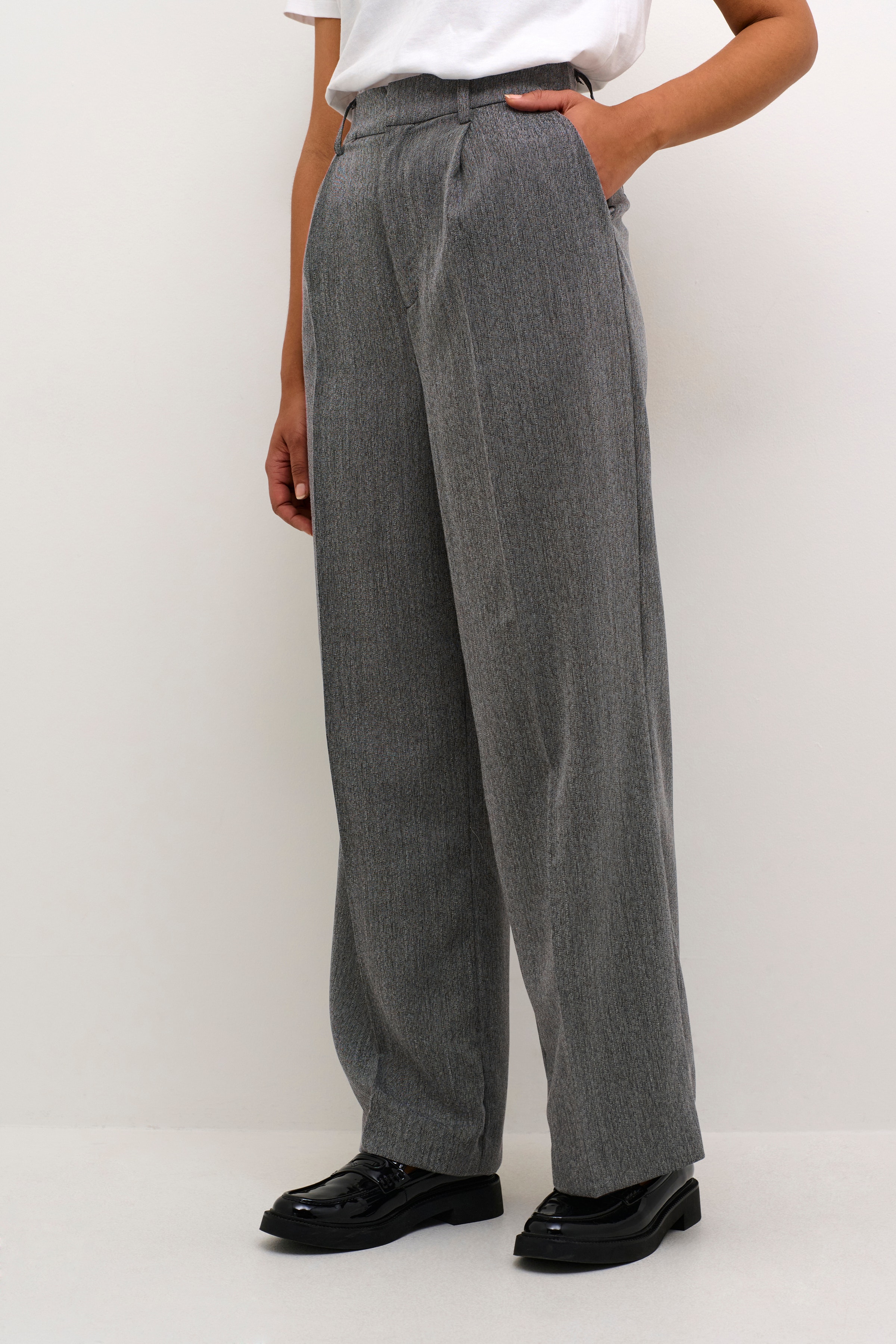 KAjosie Trousers LOOKBOOK FRONT 10509028-100123