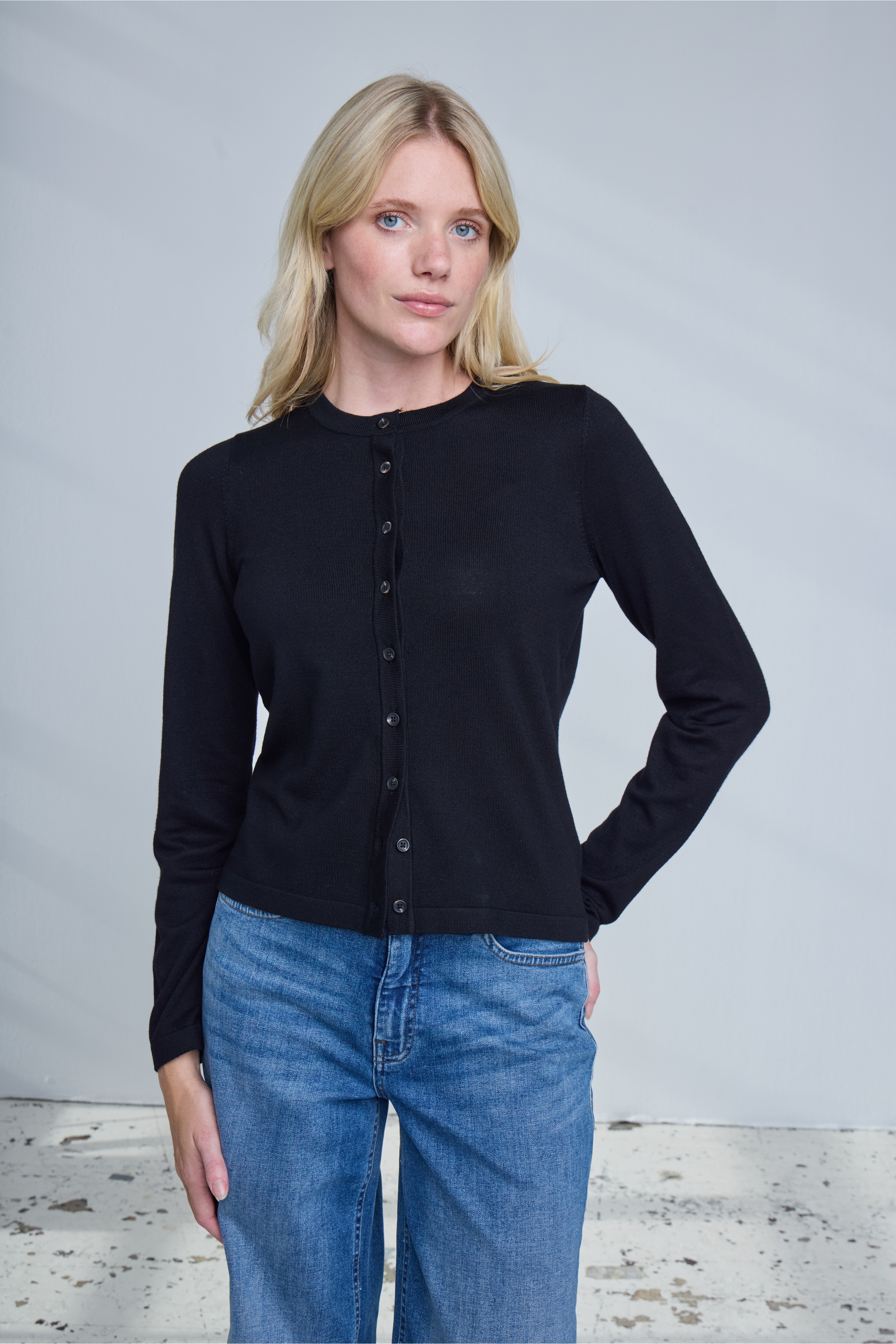 IHLULS Cardigan LOCATION NONE 20125808-194008