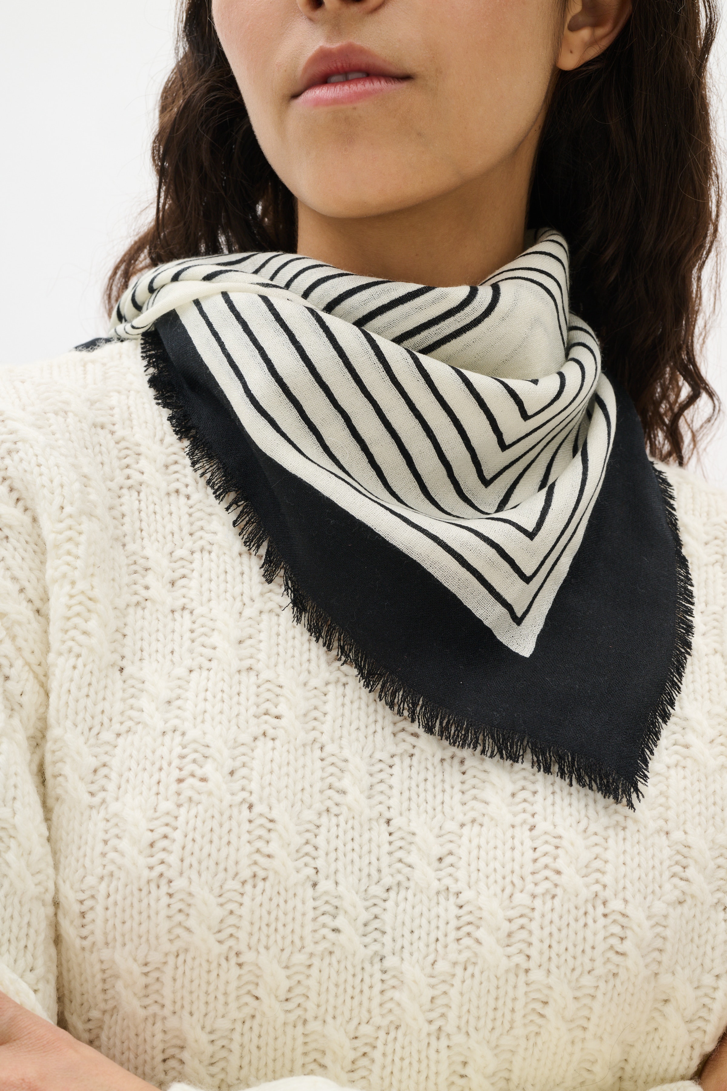 AmiIW Scarf LOOKBOOK DETAIL 30110773-110701