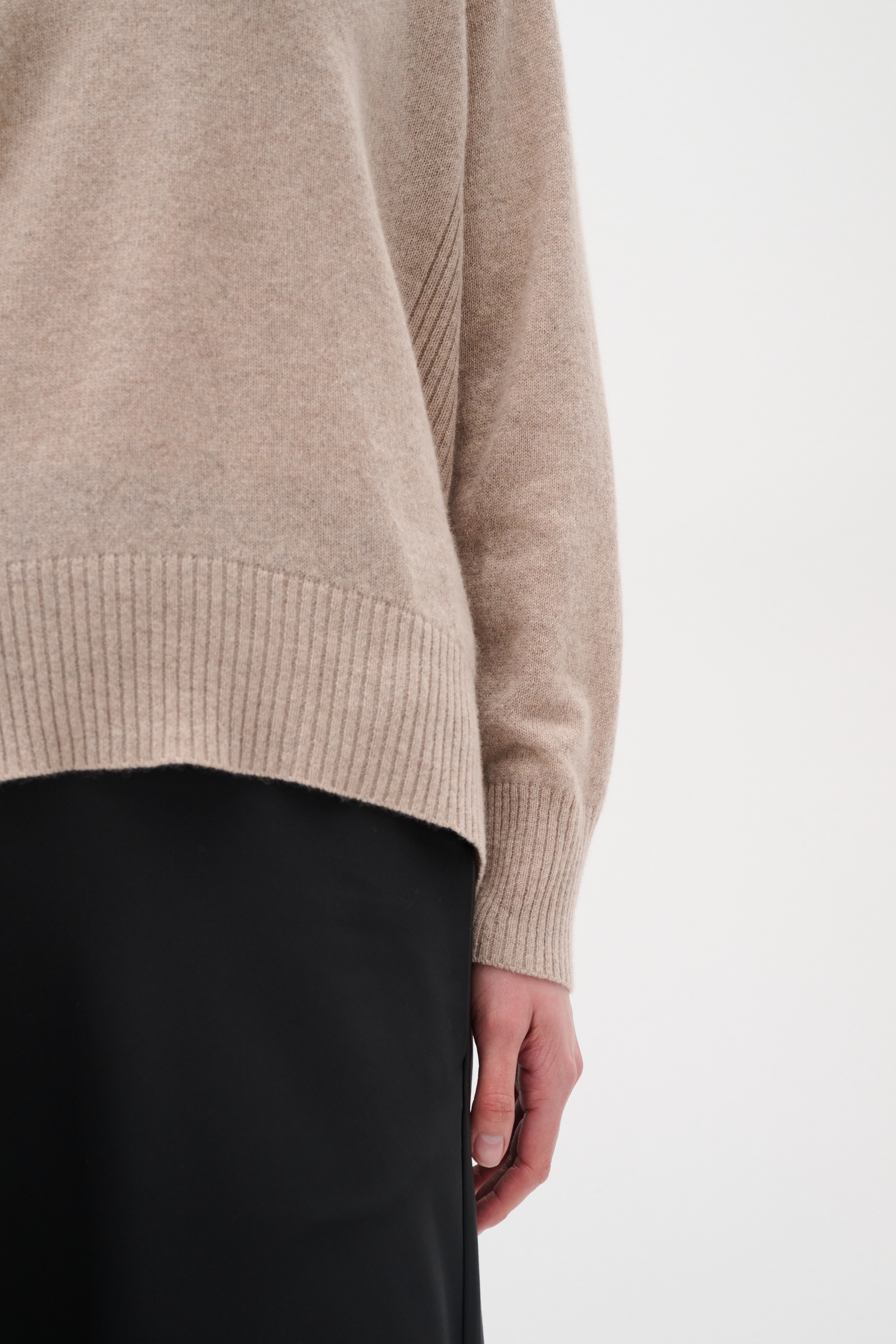 Lukka V-neck Kasjmier Pullover LOOKBOOK DETAIL 30104240-10110