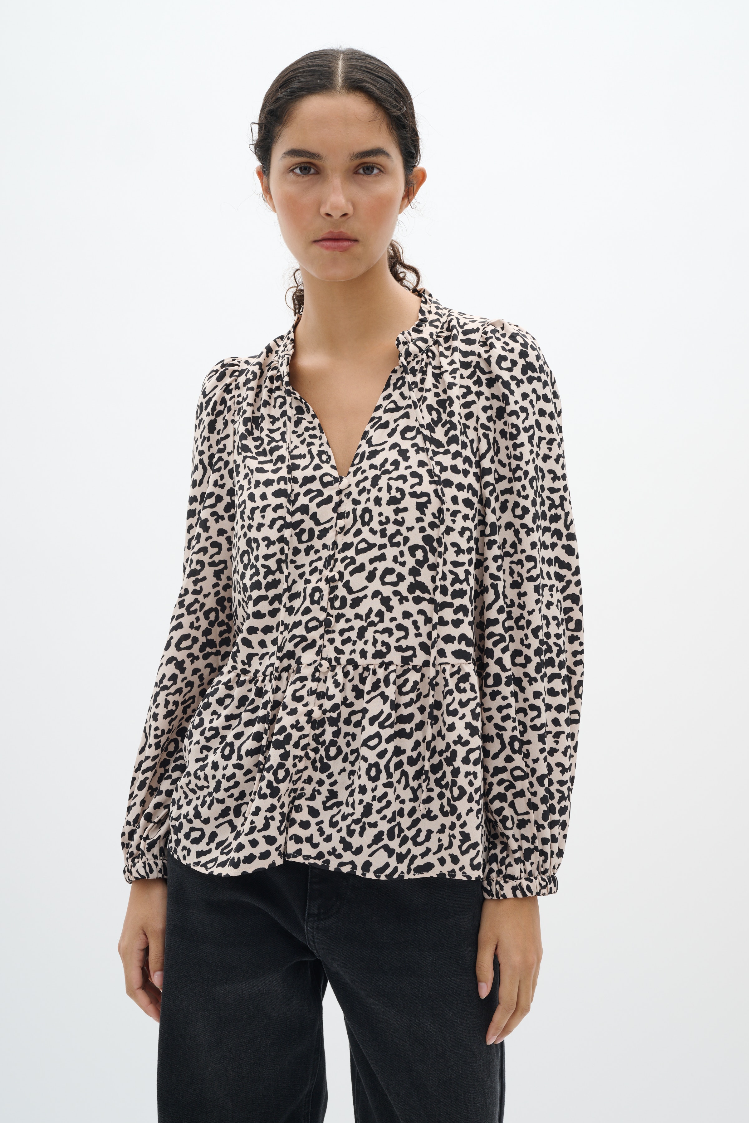 NinahIW Leopard Skjorta LOOKBOOK FRONT 30110400-300824