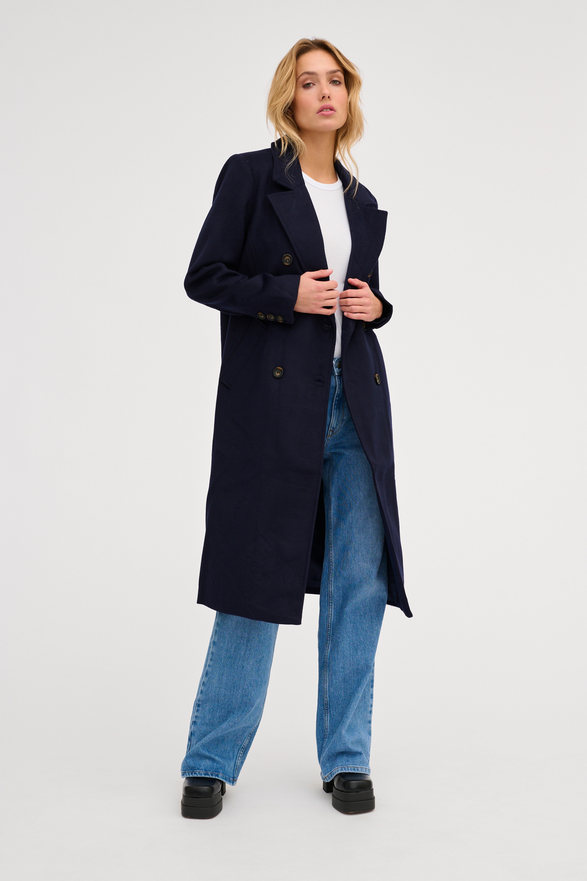 25 THE COAT LOOKBOOK FRONT 10703404-193812