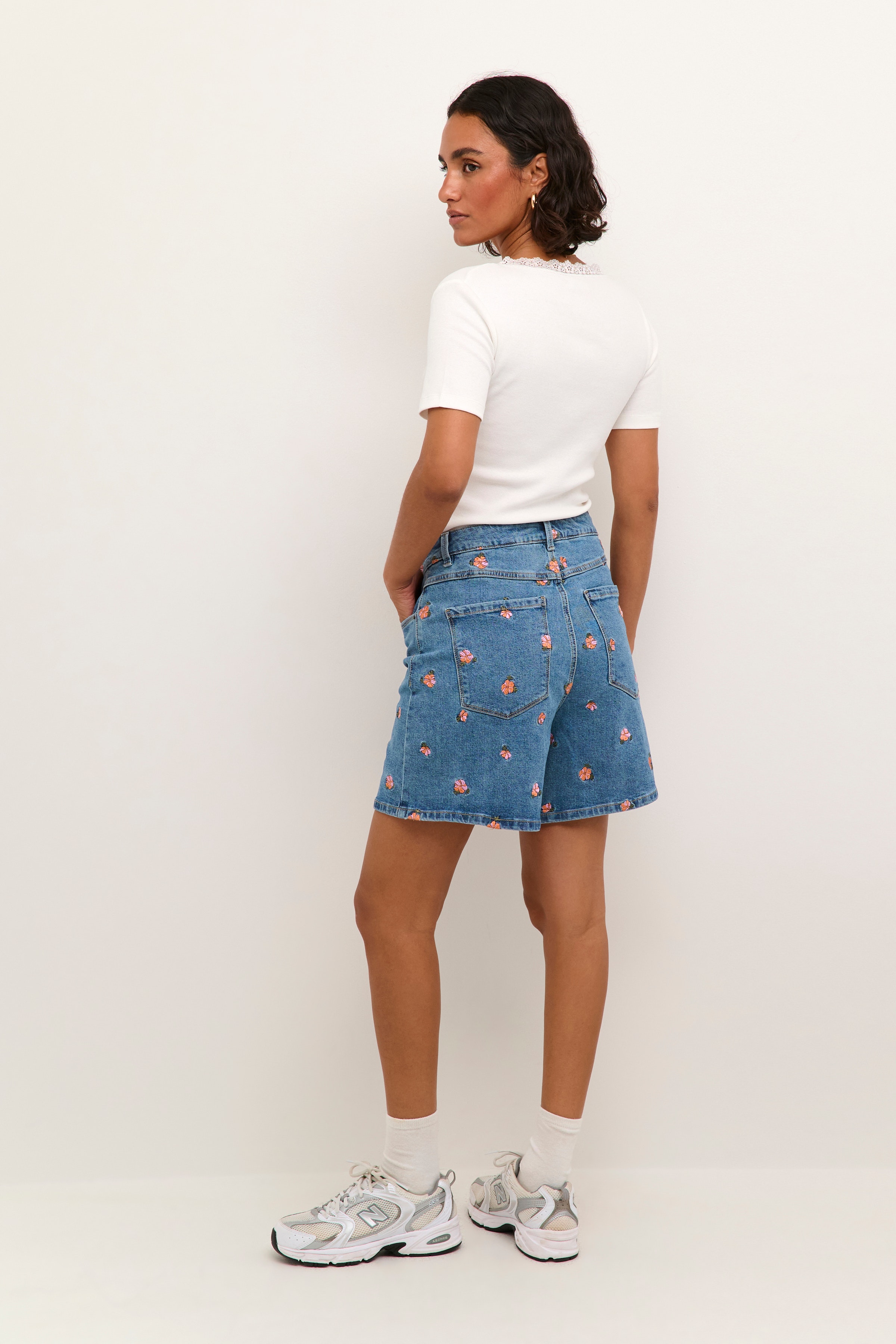 KAbabeth Shorts LOOKBOOK BACK 10508671-101012